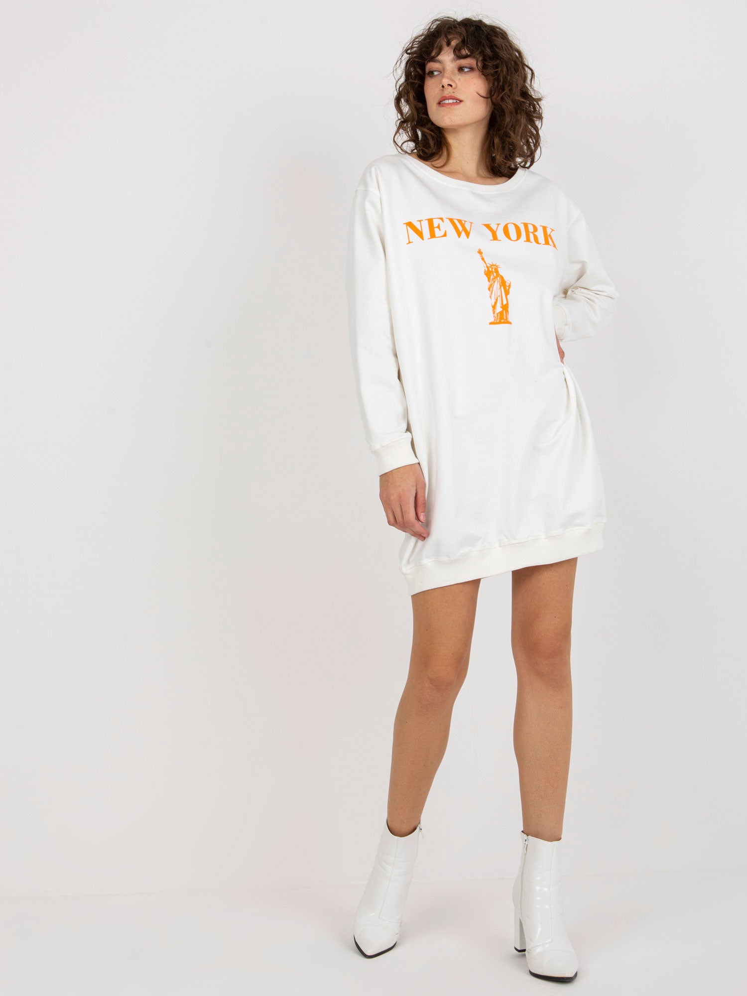 Ecru-pomarańczowa długa bluza oversize z nadrukiem