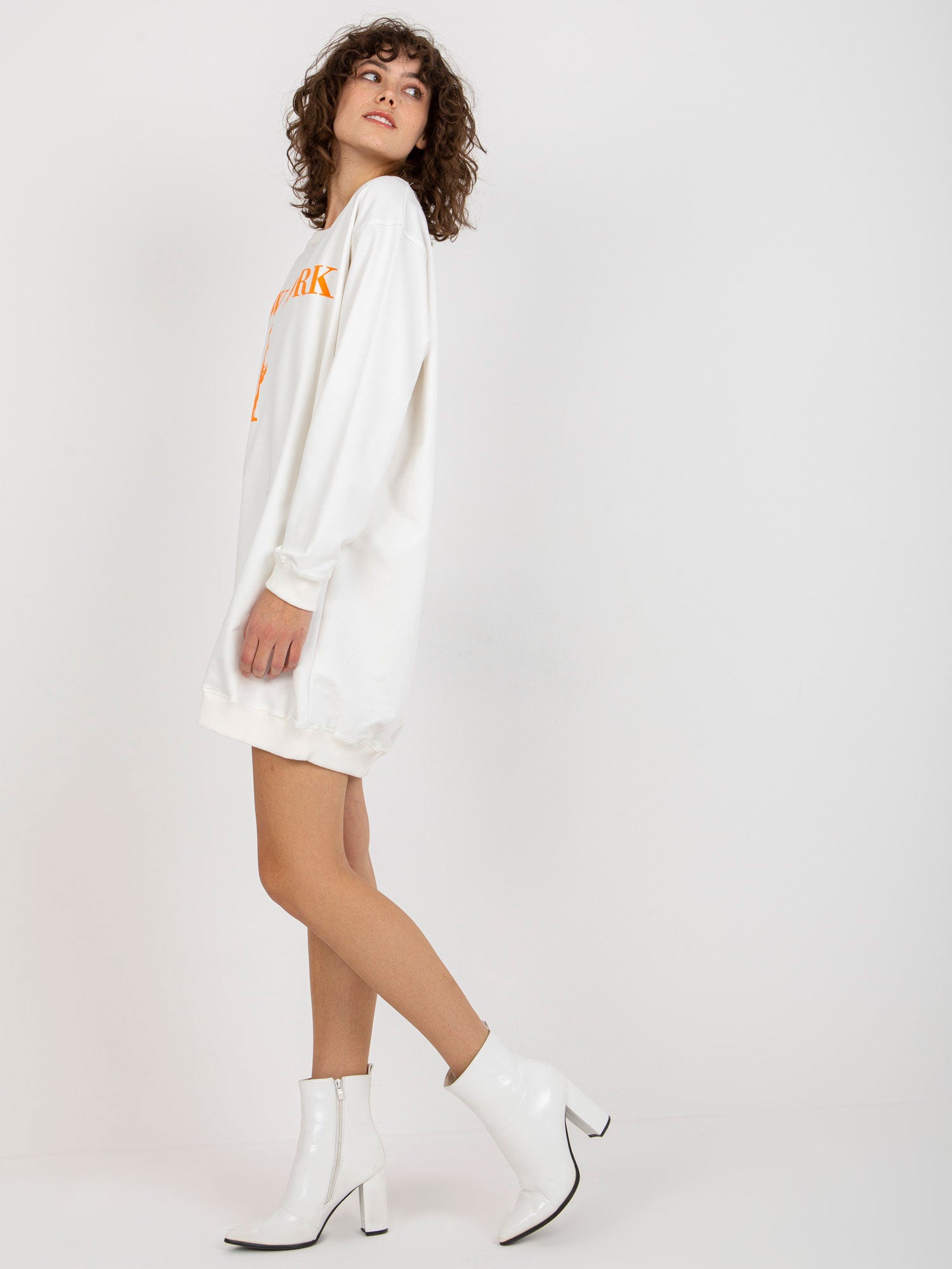 Ecru-pomarańczowa długa bluza oversize z nadrukiem