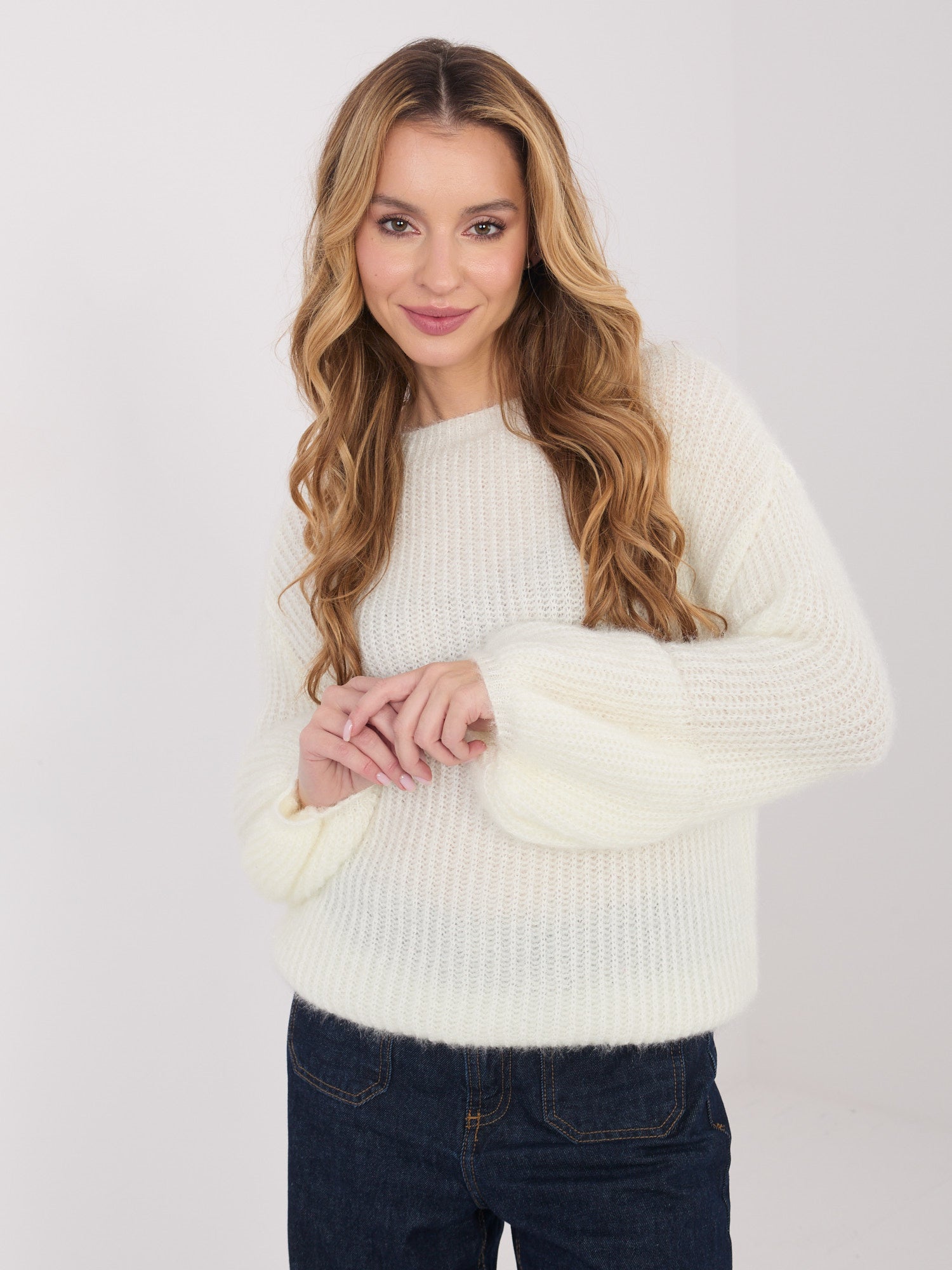 Ecru damski sweter z bufiastymi rękawami