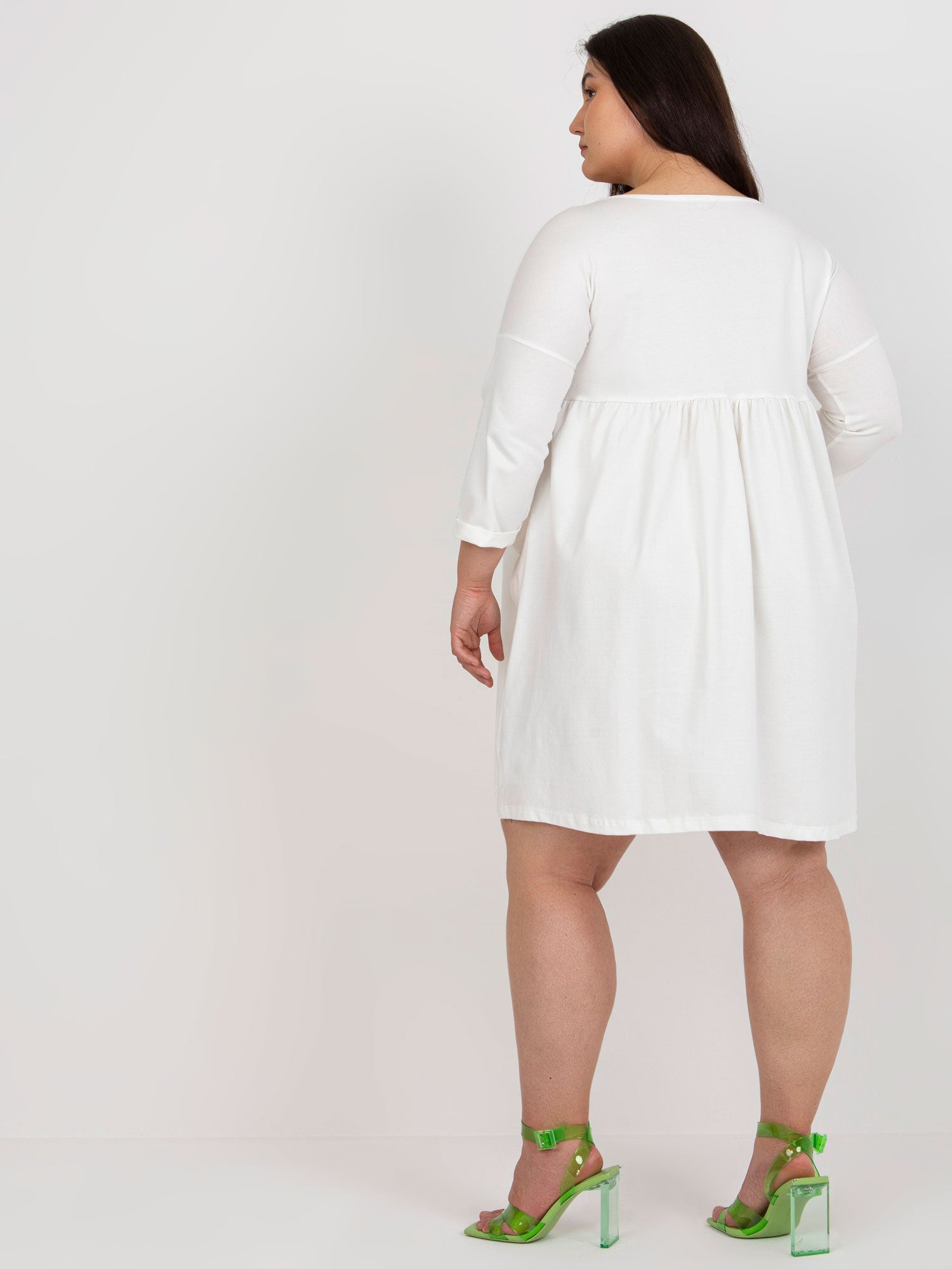 Ecru bawełniana sukienka plus size z kieszeniami
