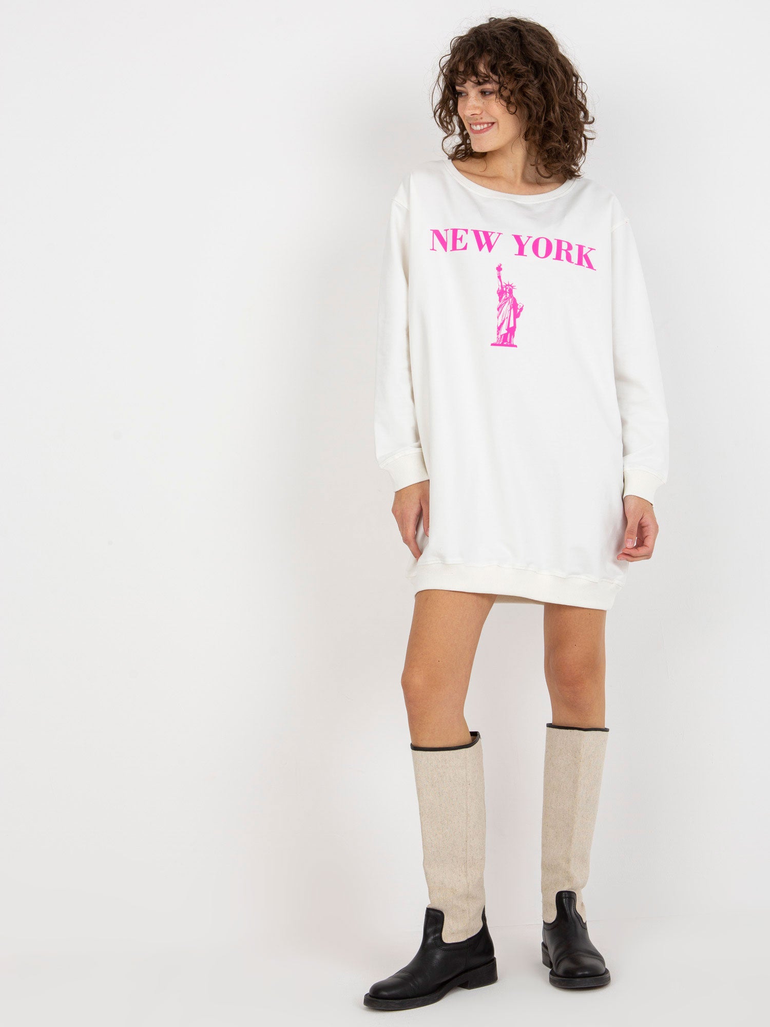 Ecru-różowa długa bluza oversize z napisem