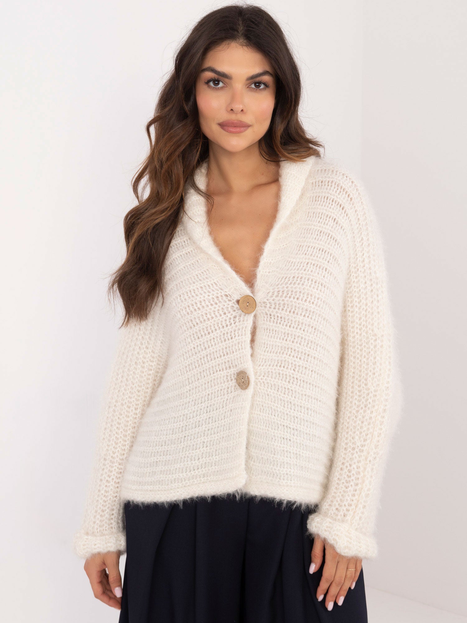 OCH BELLA Ecru rozpinany sweter o luźnym kroju