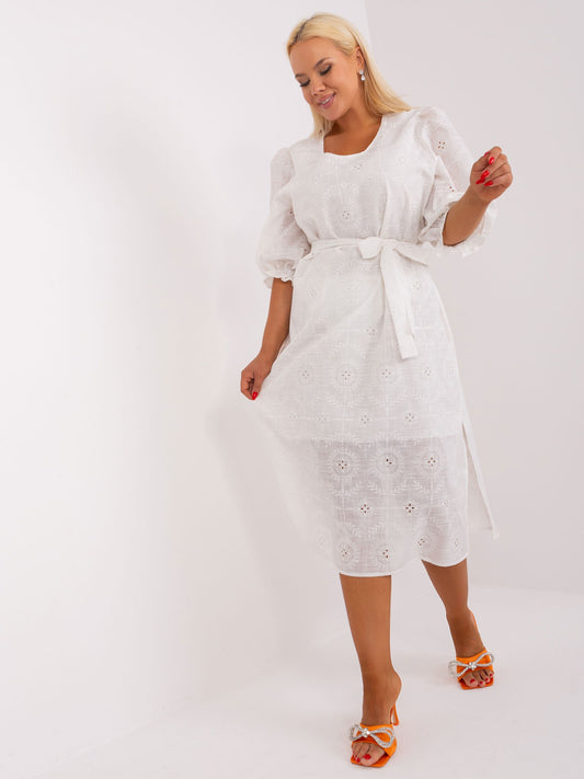 Ecru sukienka plus size z haftem angielskim