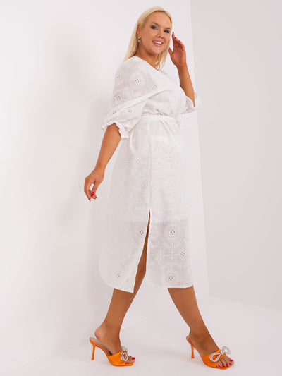 Ecru sukienka plus size z haftem angielskim