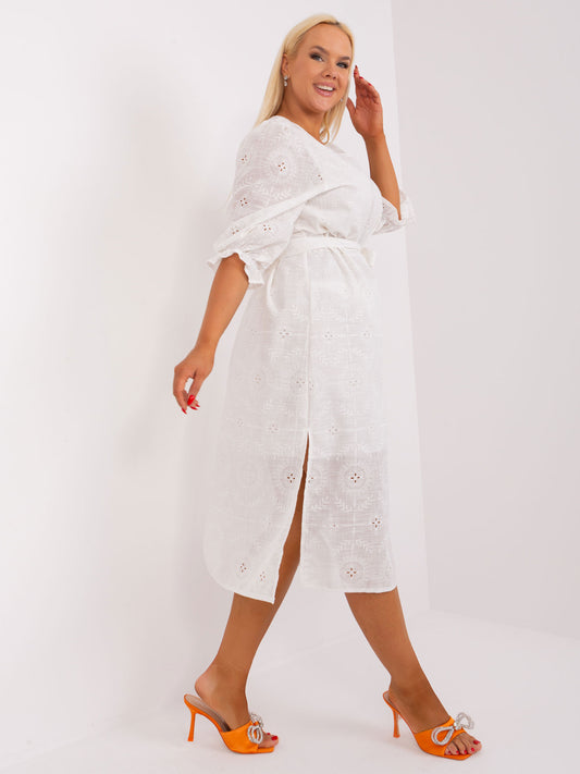 Ecru sukienka plus size z haftem angielskim