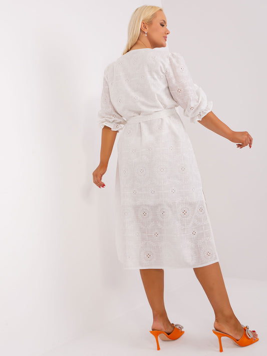 Ecru sukienka plus size z haftem angielskim