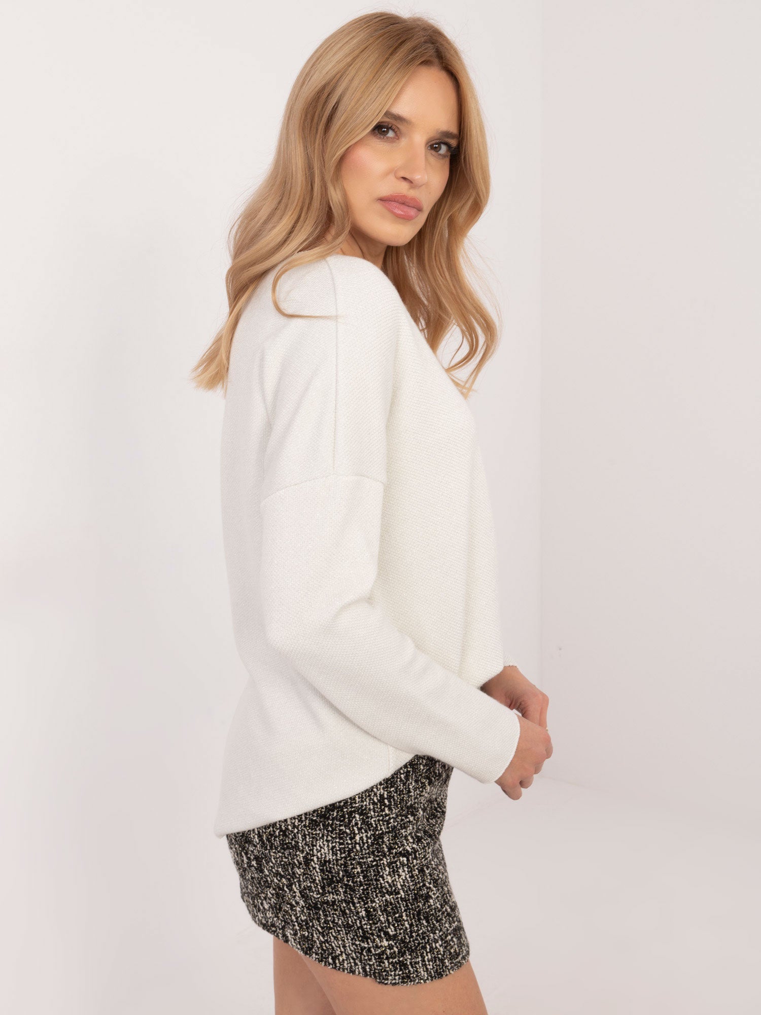 Ecru sweter oversize z błyszczącą nitką