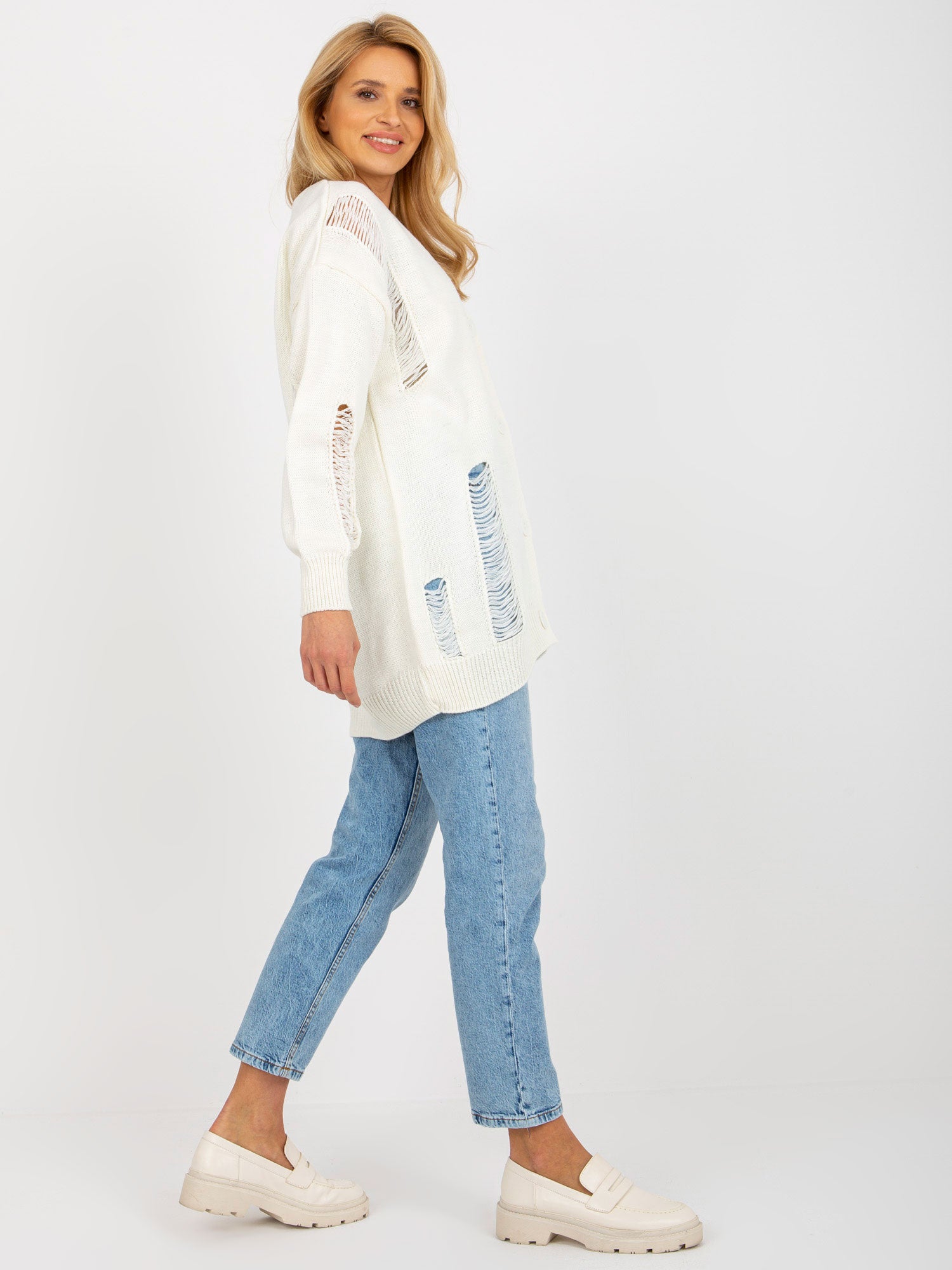 Ecru sweter rozpinany oversize z dziurami RUE PARIS