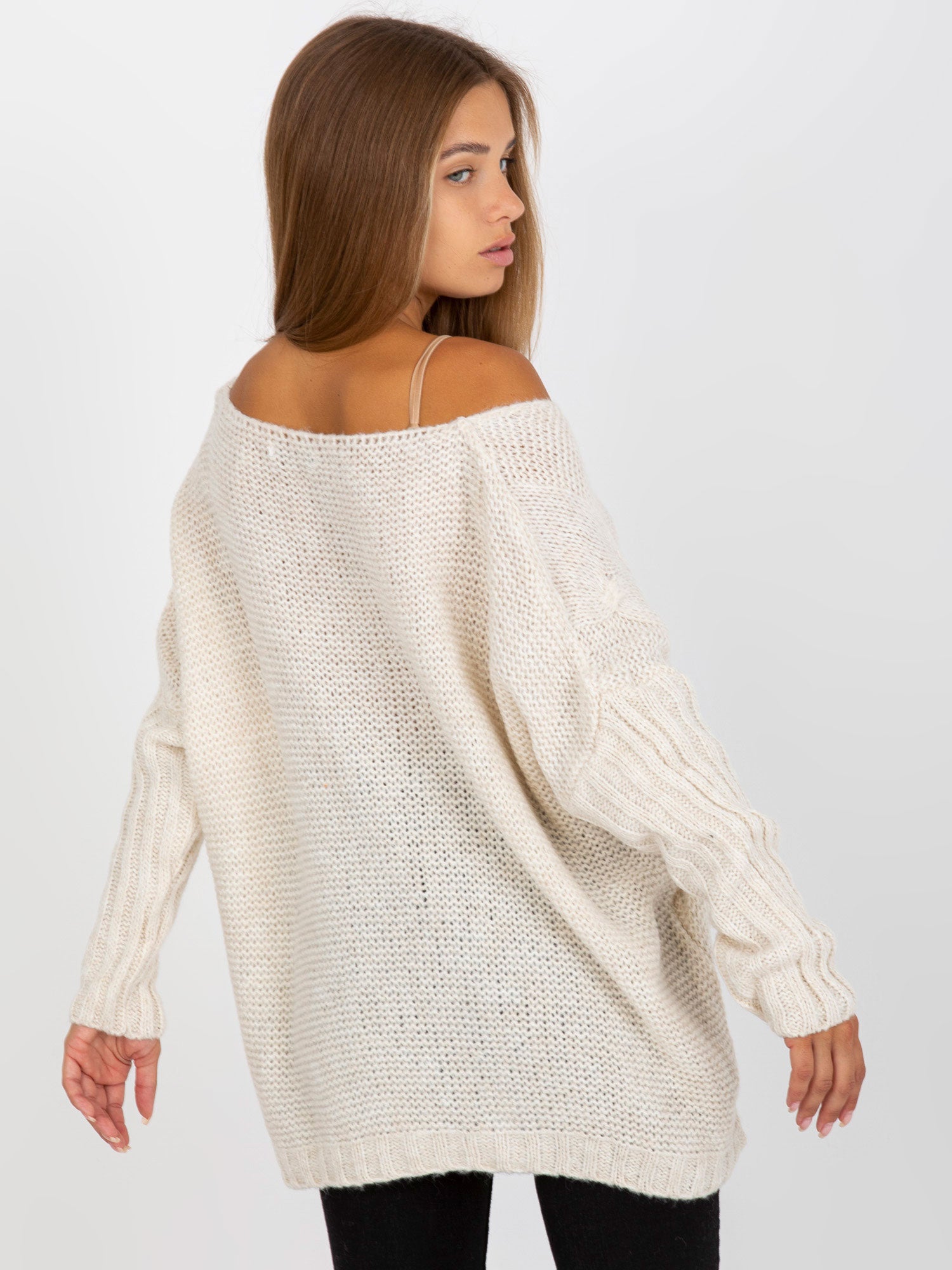 Ecru sweter z warkoczami o kroju oversize OCH BELLA