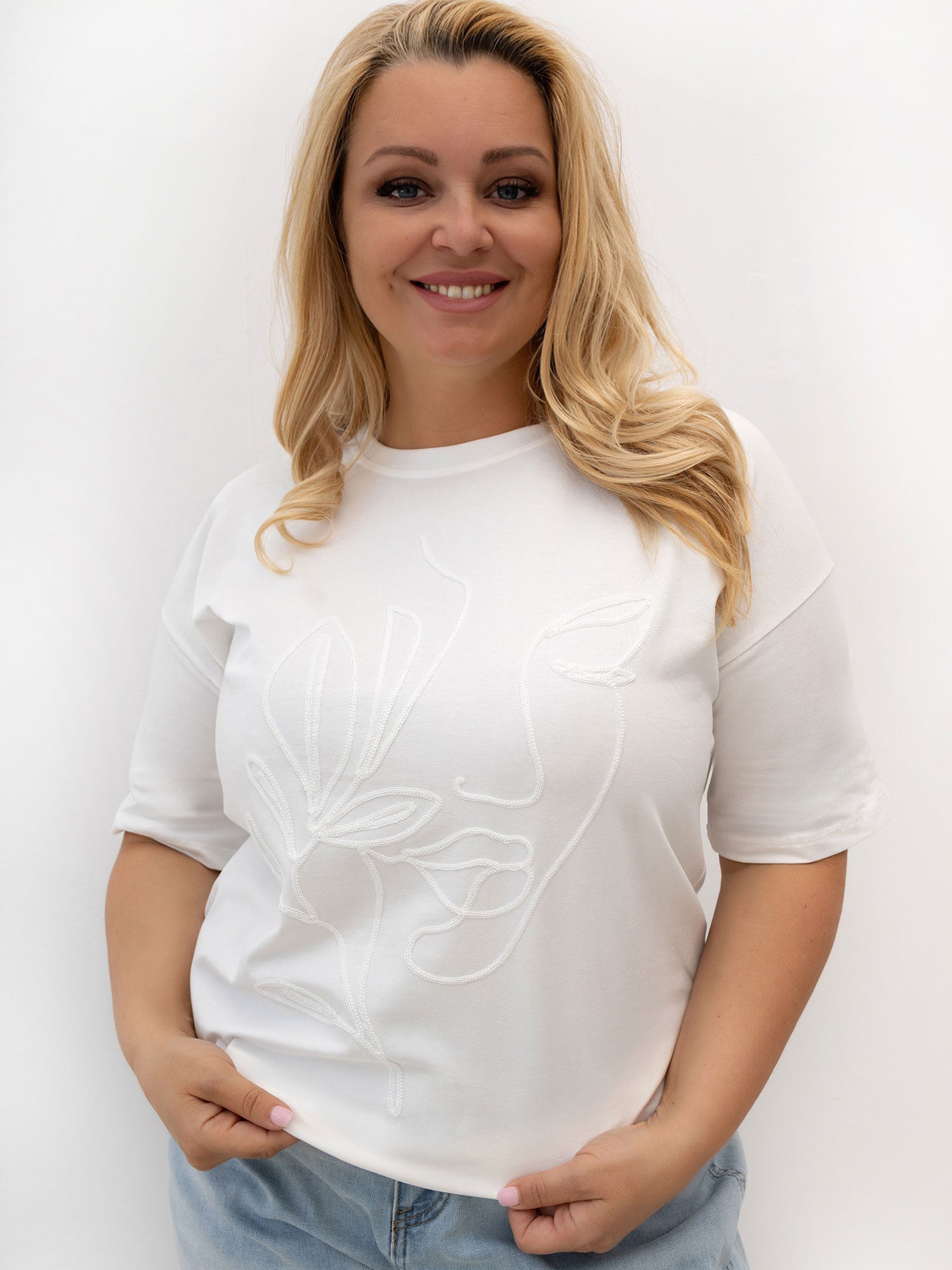 Ecru damski t-shirt plus size  z haftem