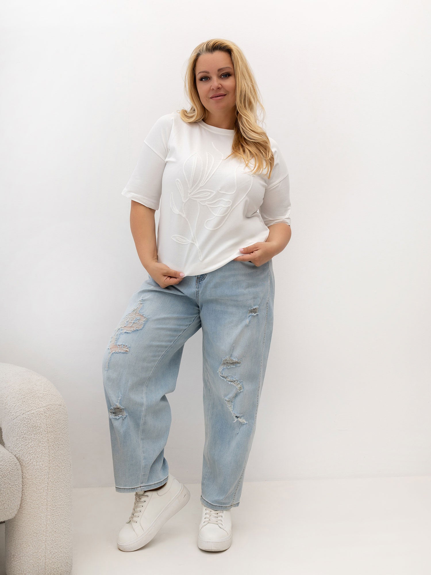 Ecru damski t-shirt plus size  z haftem