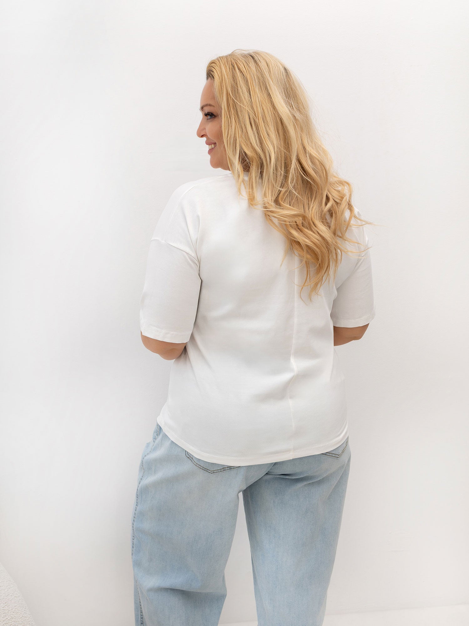 Ecru damski t-shirt plus size  z haftem