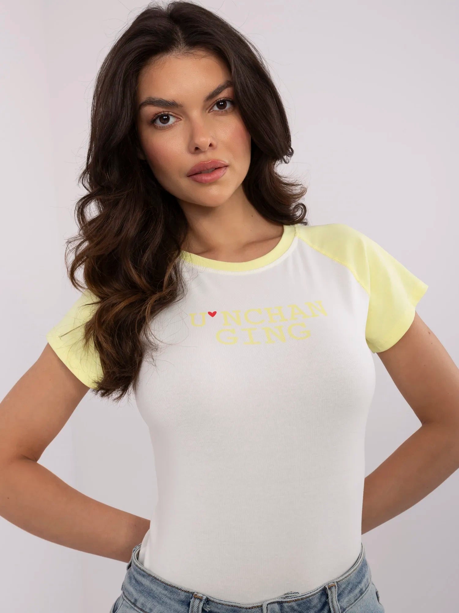 Ecru-żółty damski t-shirt z napisem
