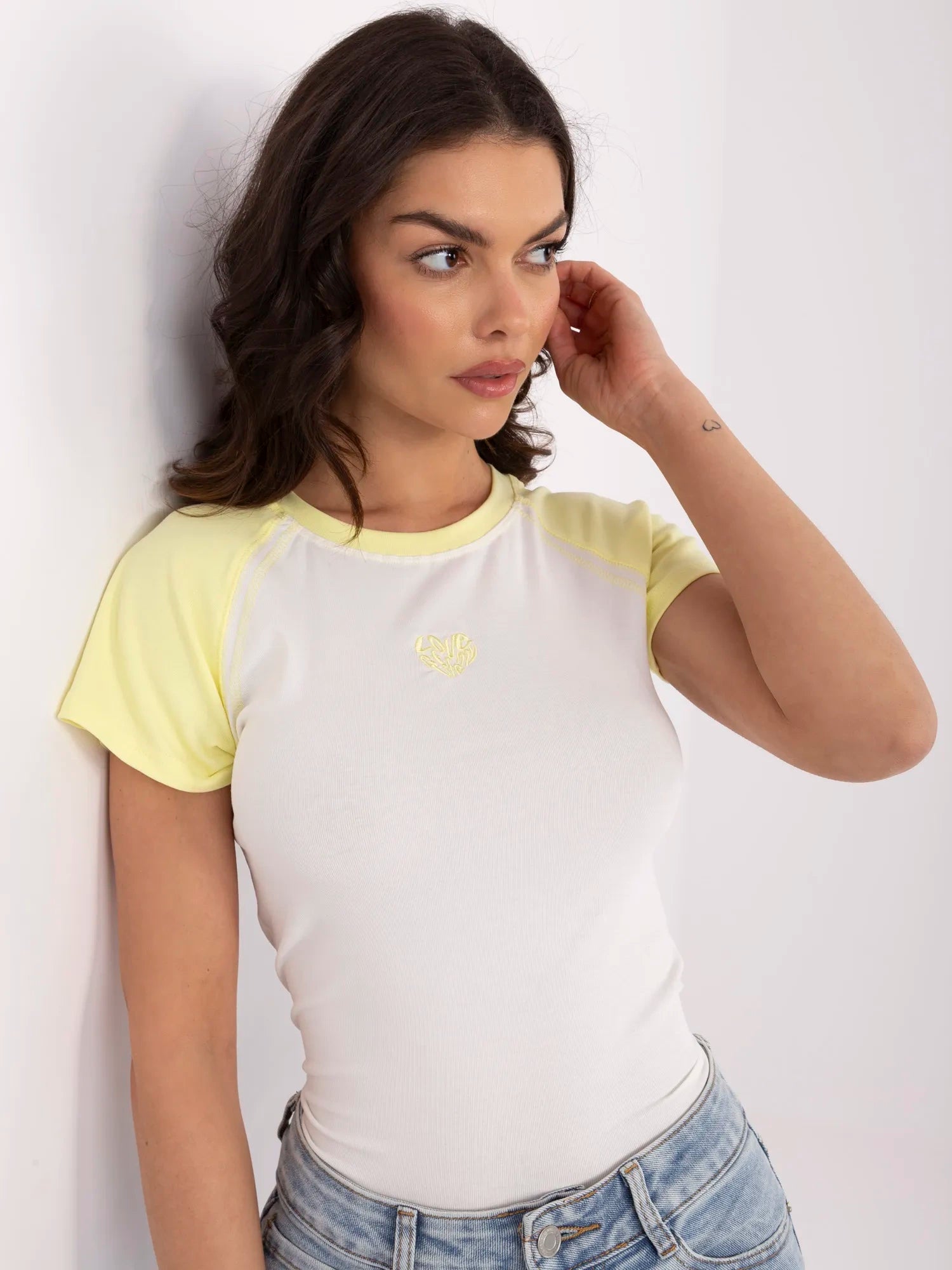 Ecru-żółty t-shirt z kontrastowymi rękawami