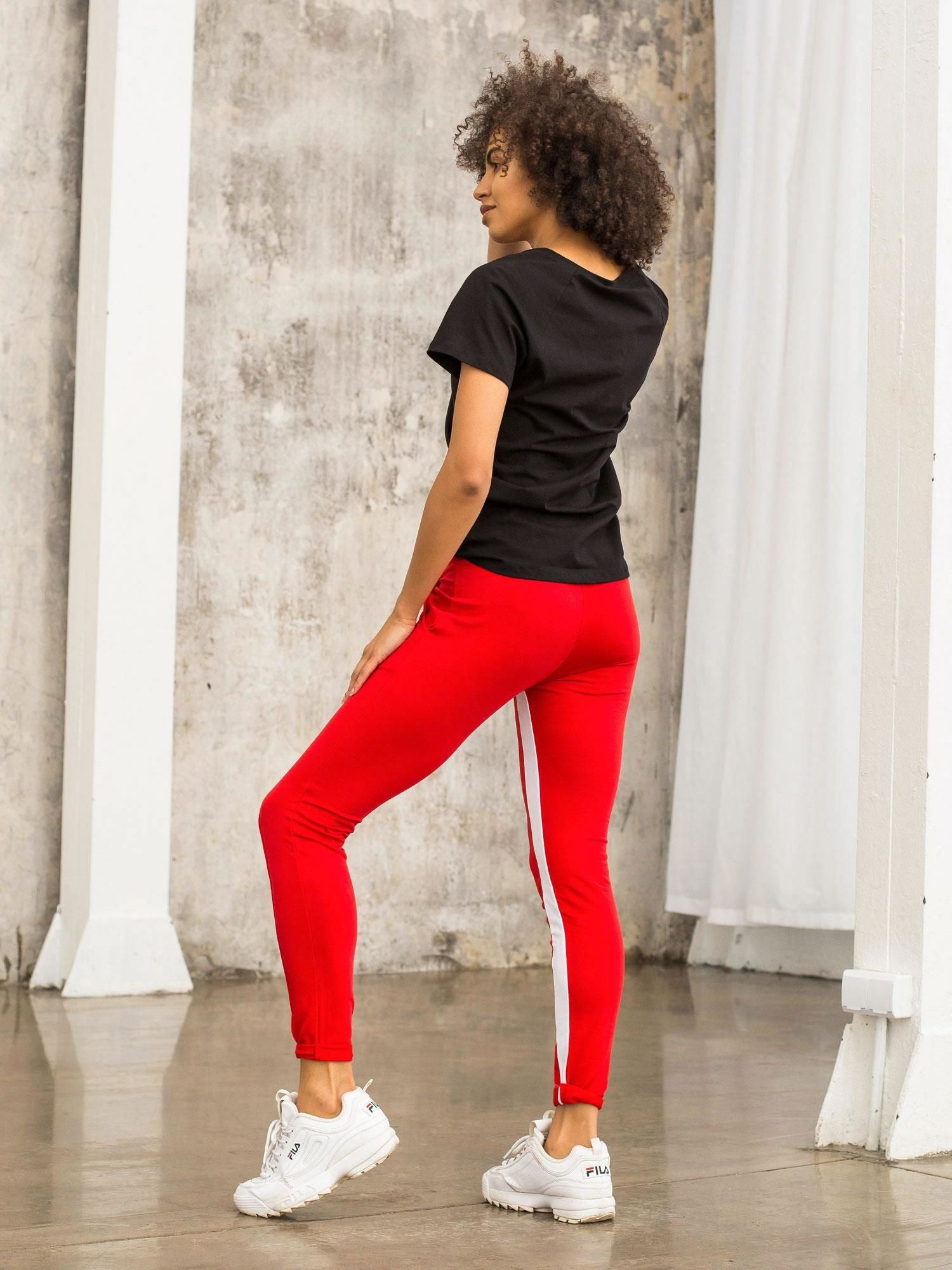 Czarny t-shirt FOR FITNESS z dekoltem w serek