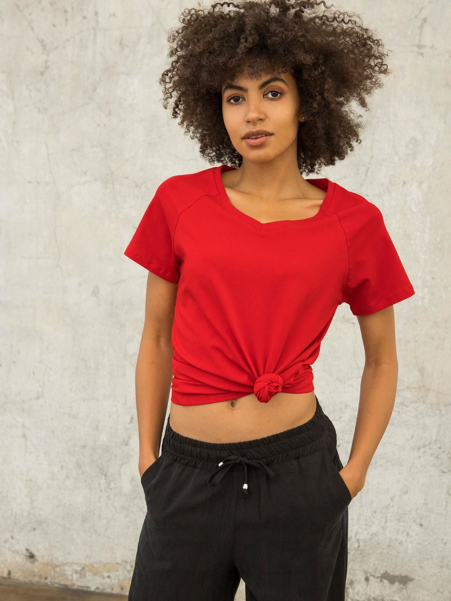 Czerwony t-shirt FOR FITNESS z dekoltem w serek