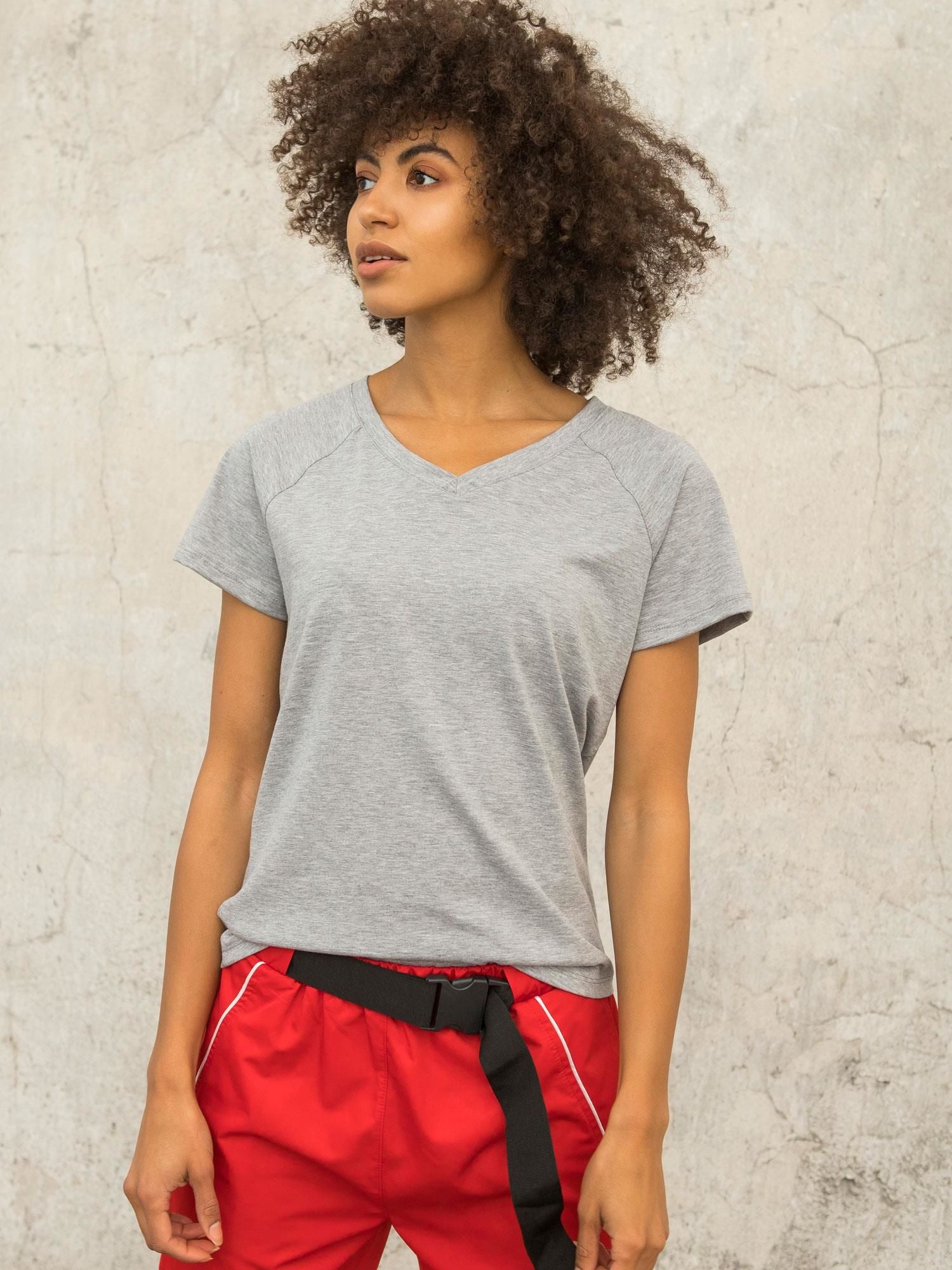 Szary t-shirt FOR FITNESS z dekoltem w serek