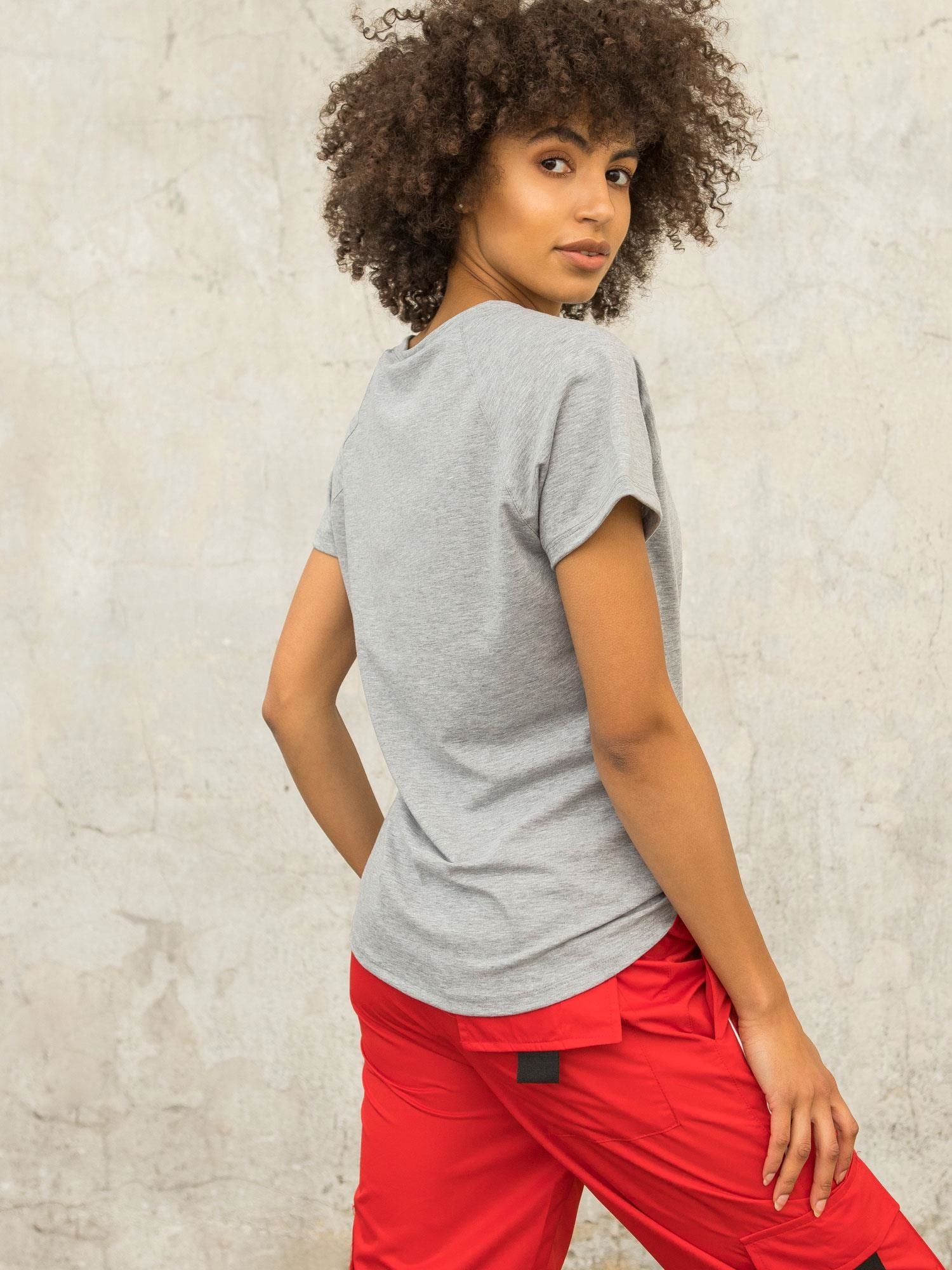 Szary t-shirt FOR FITNESS z dekoltem w serek