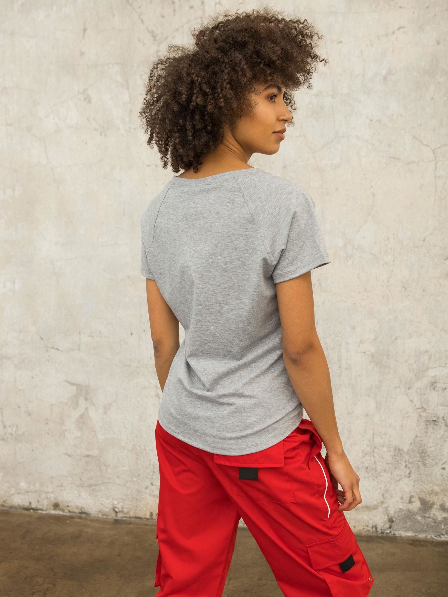 Szary t-shirt FOR FITNESS z dekoltem w serek