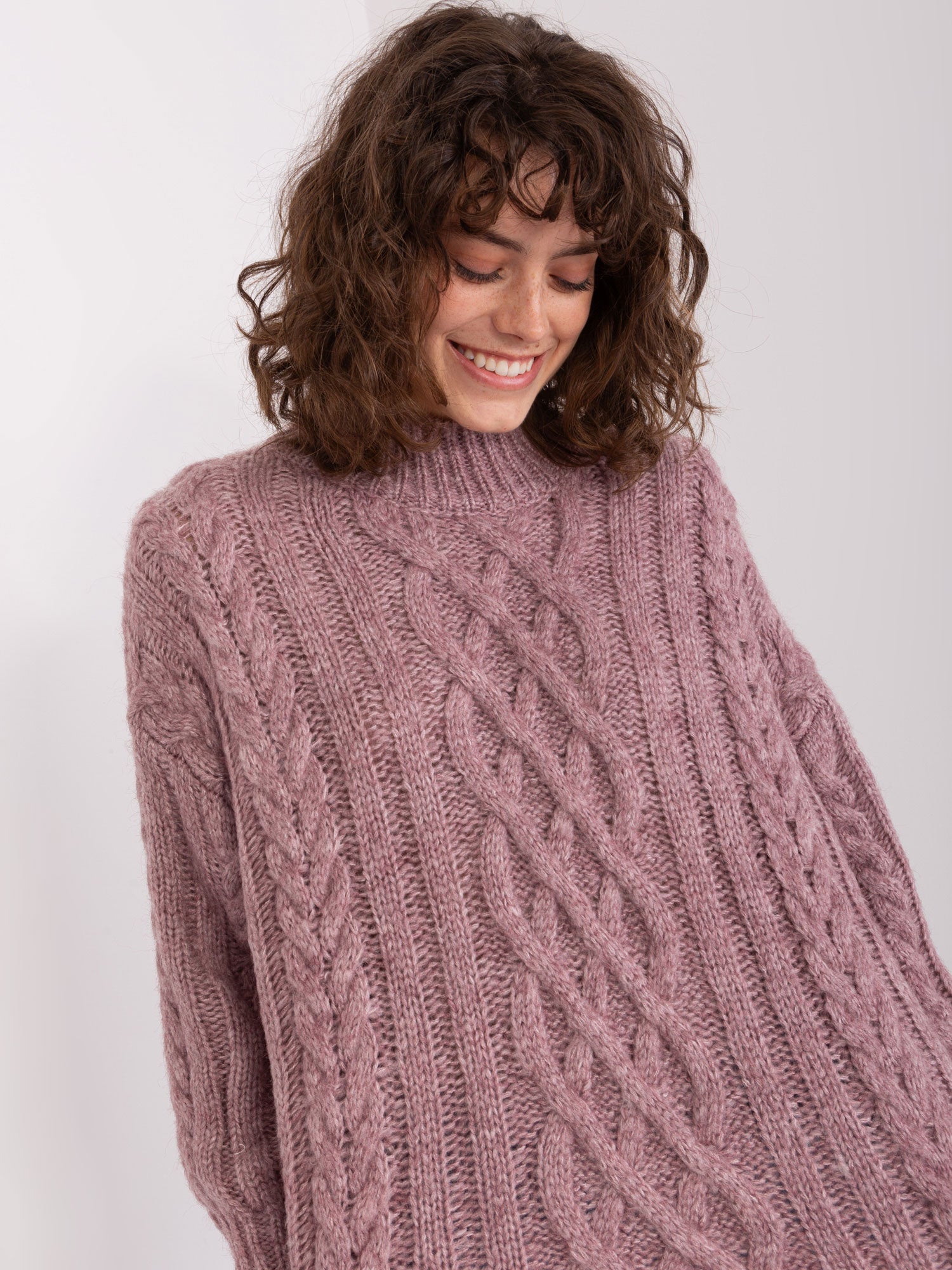 Fioletowy damski sweter w warkocze
