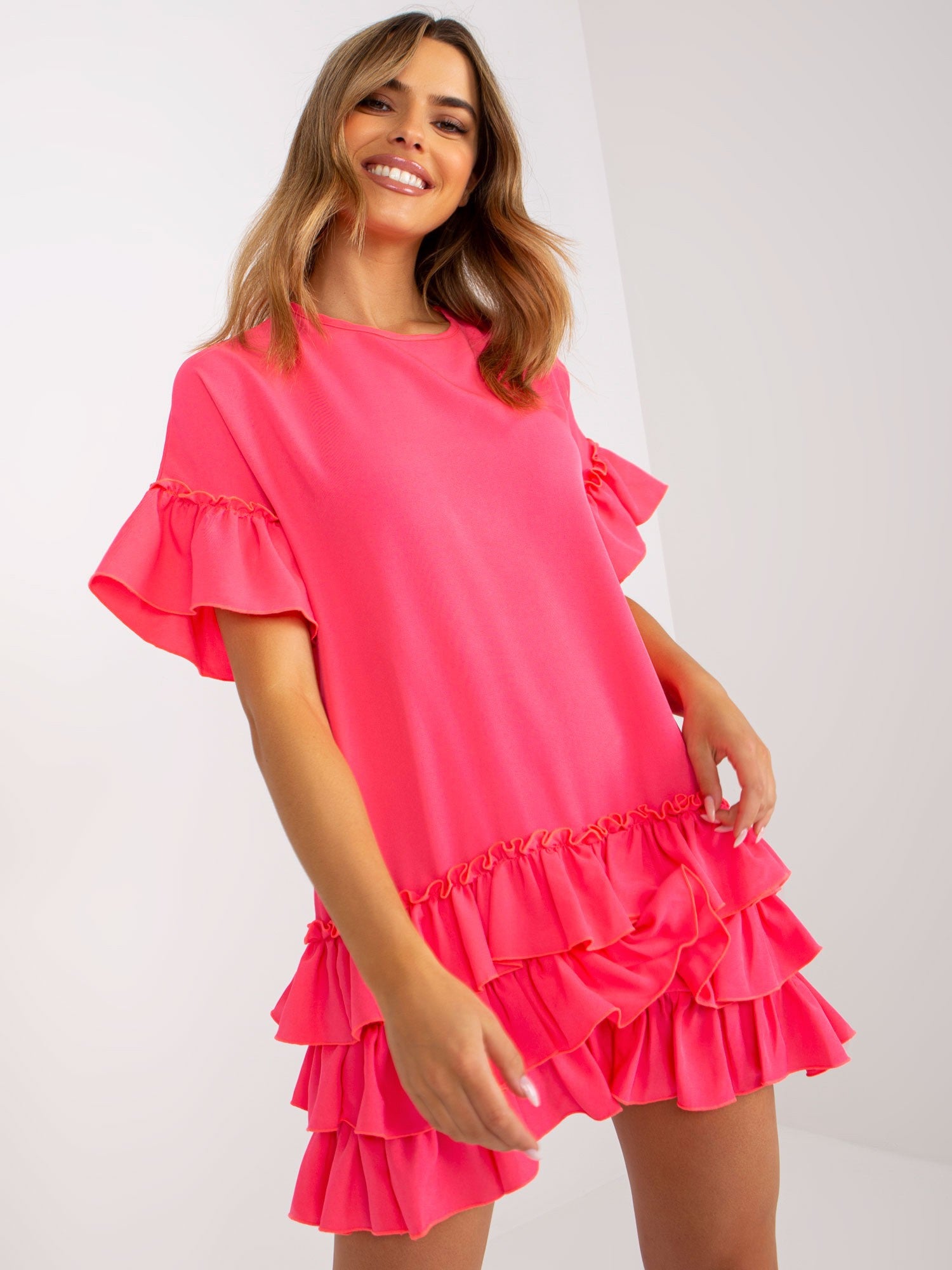 RUE PARIS Fluo różowa luźna sukienka mini z falbankami
