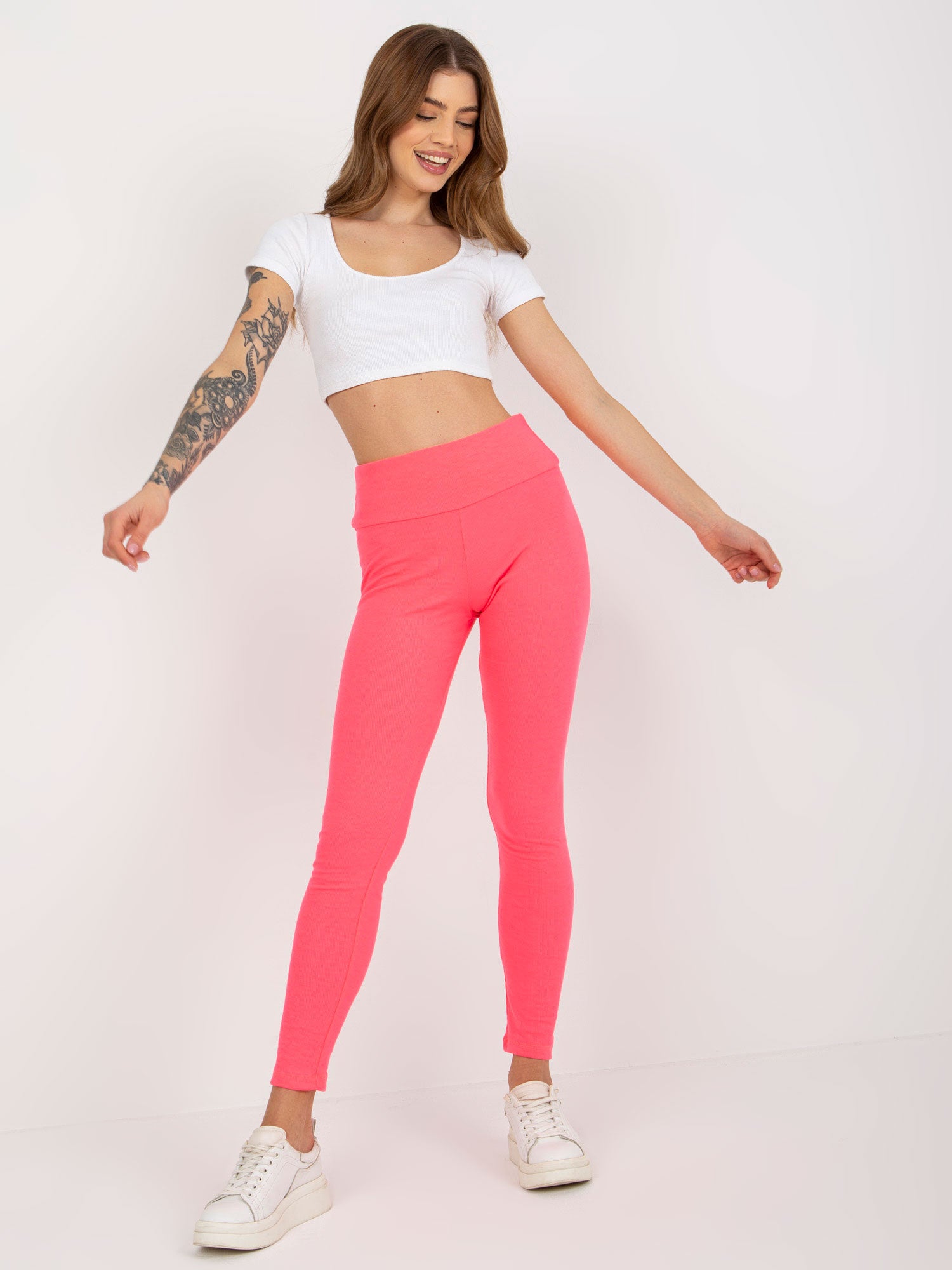 Fluo różowe prążkowane legginsy basic z bawełny