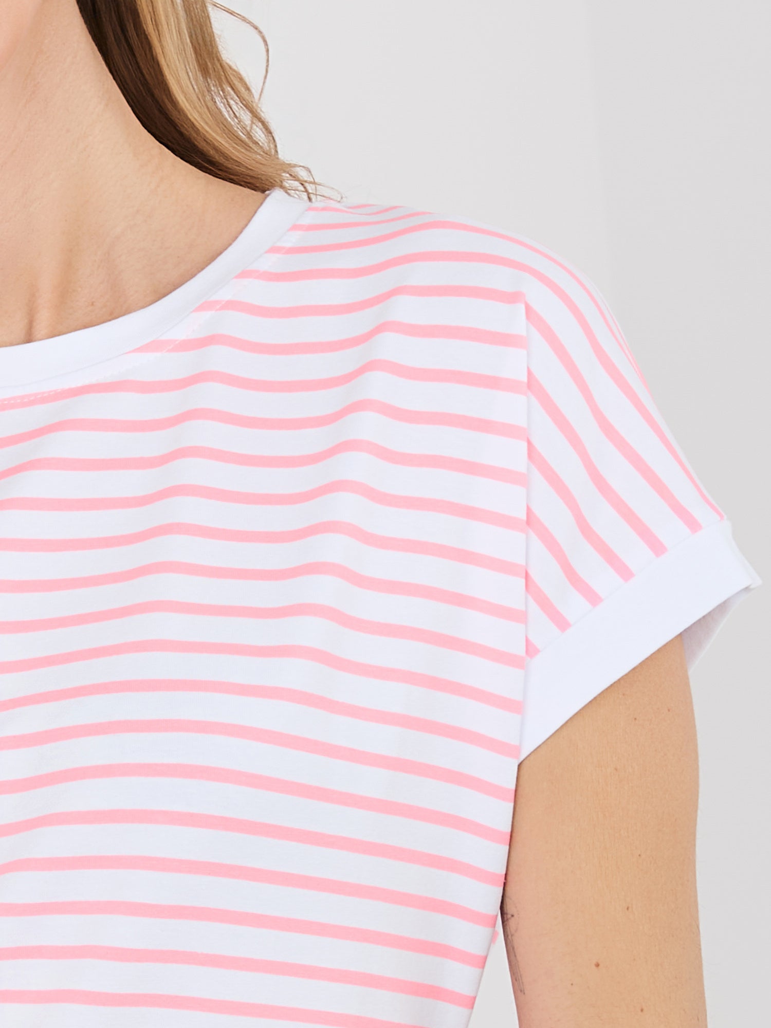 Fluo różowy bawełniany t-shirt w paski