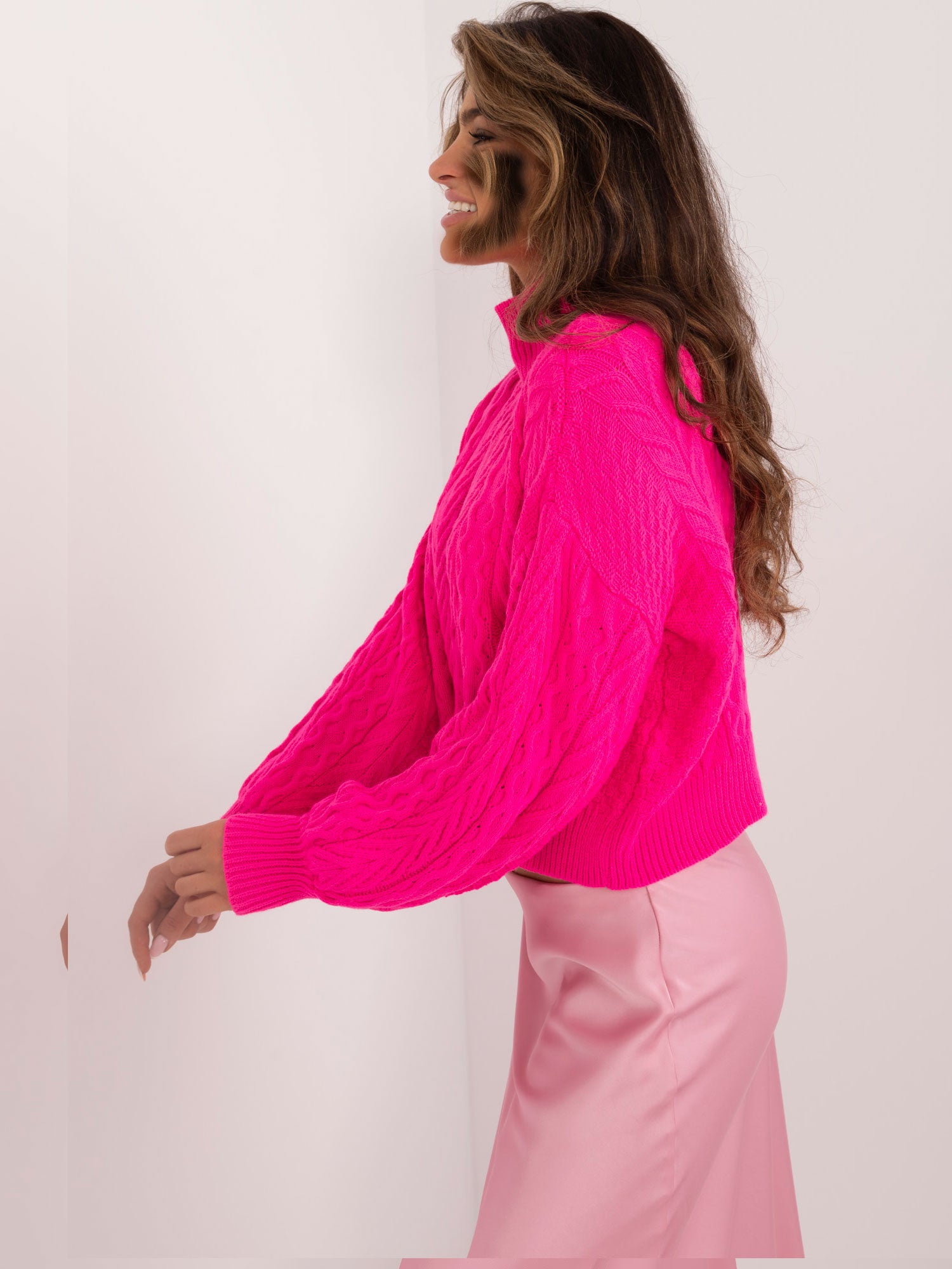 Fluo różowy sweter w warkocze z golfem