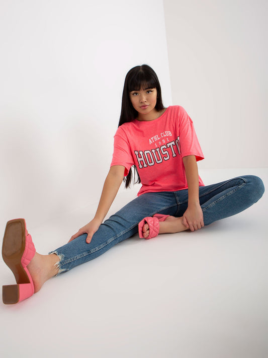 Fluo różowy luźny damski t-shirt z napisem