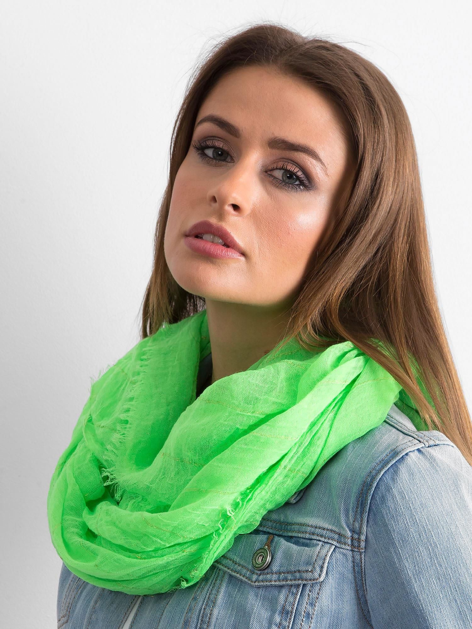 Chusta z błyszczącą nitką fluo zielona