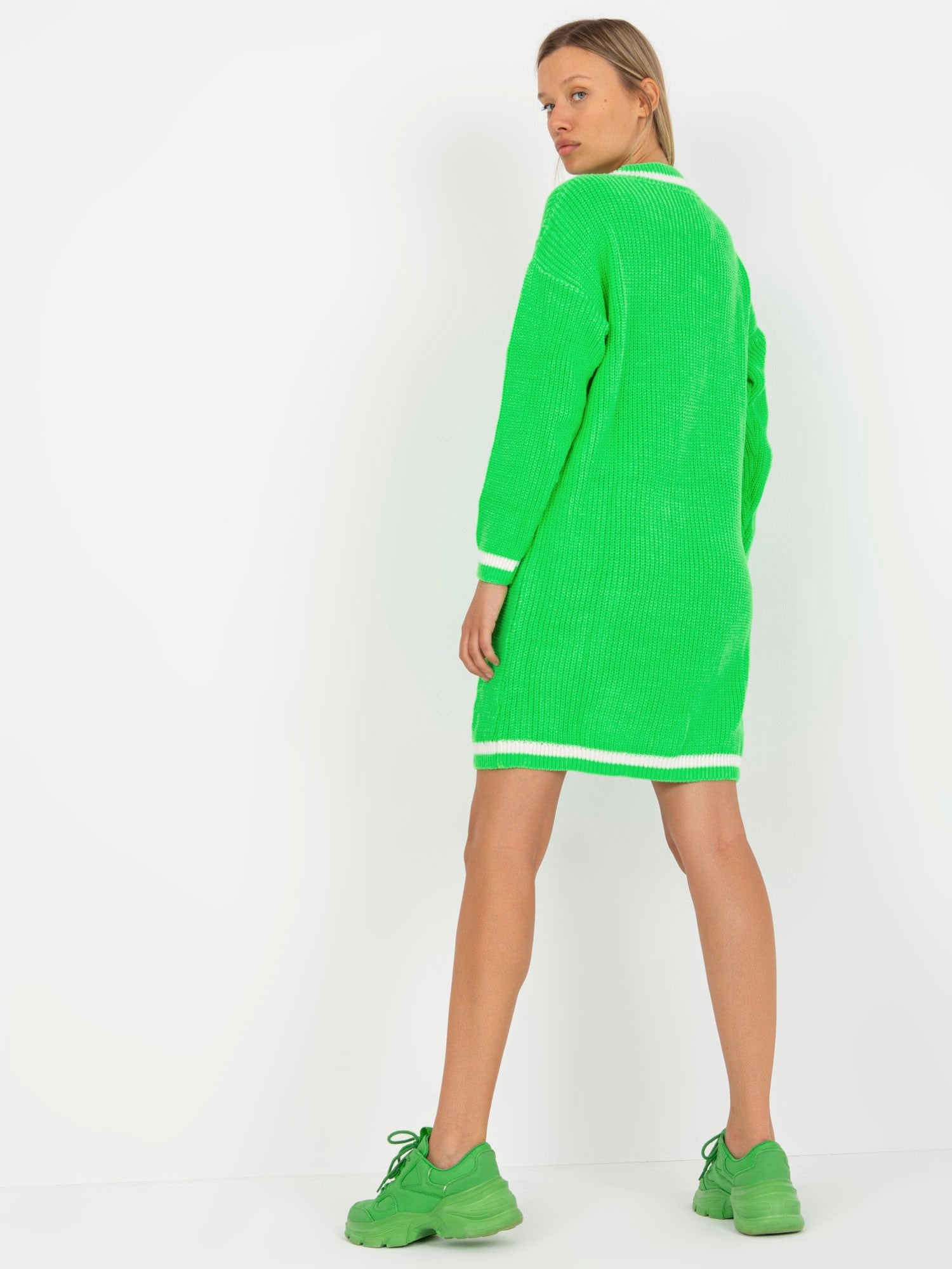 Fluo zielona  mini sukienka dzianinowa z dekoltem V RUE PARIS