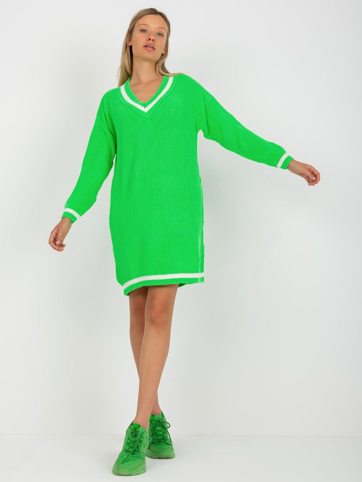 Fluo zielona  mini sukienka dzianinowa z dekoltem V RUE PARIS