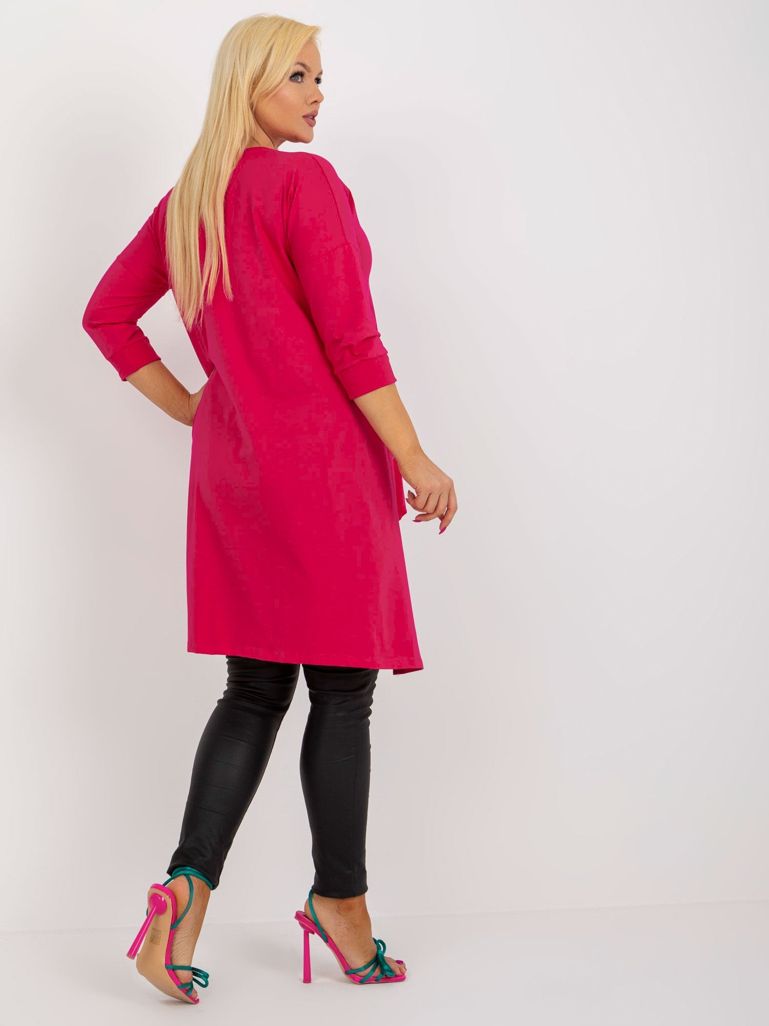 Fuksjowa długa bluzka plus size z kieszeniami