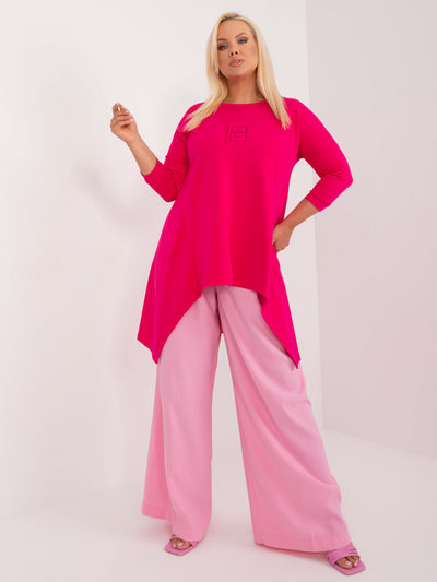 Fuksjowa luźna bluzka plus size z naszywką