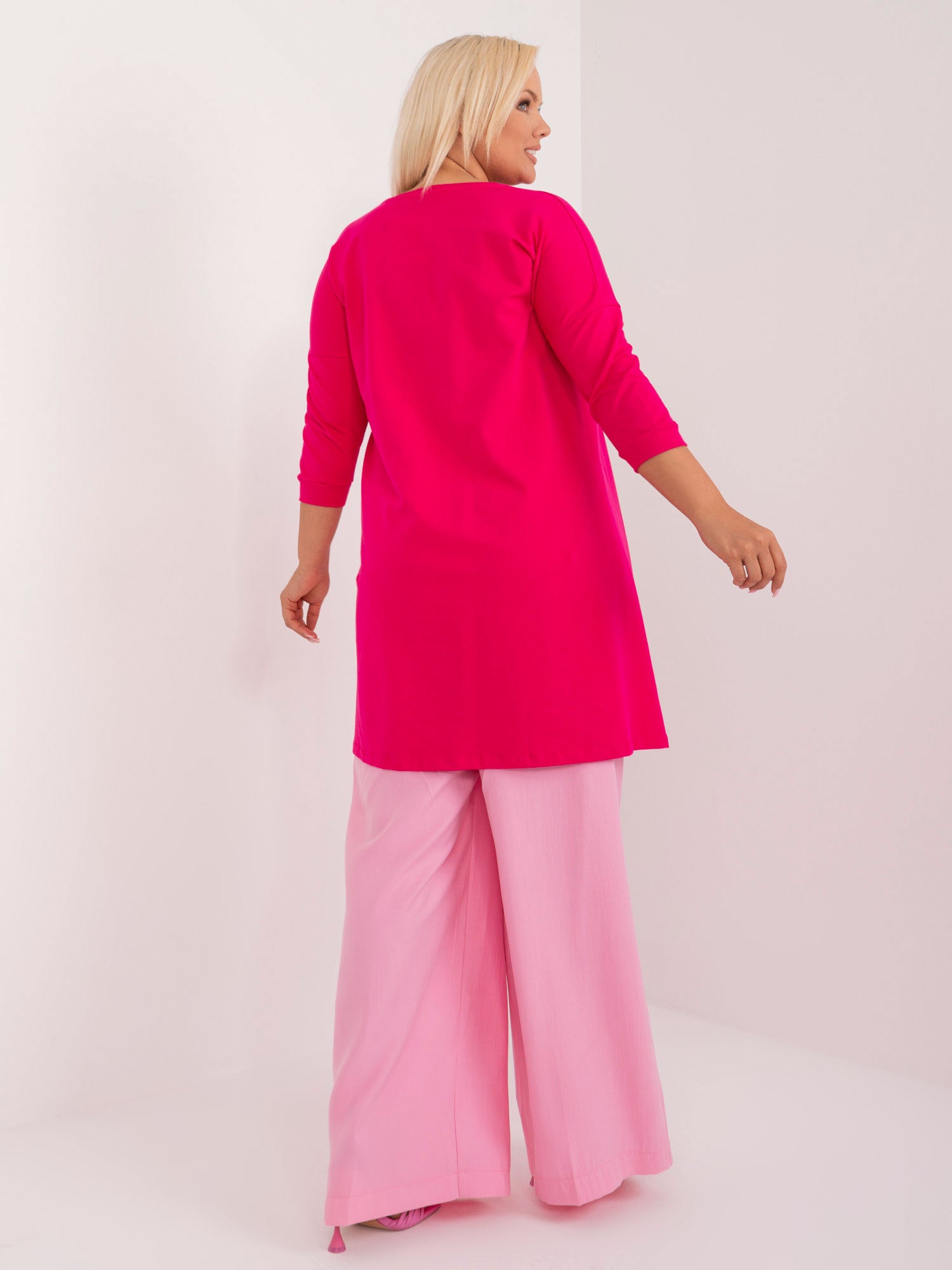 Fuksjowa luźna bluzka plus size z naszywką