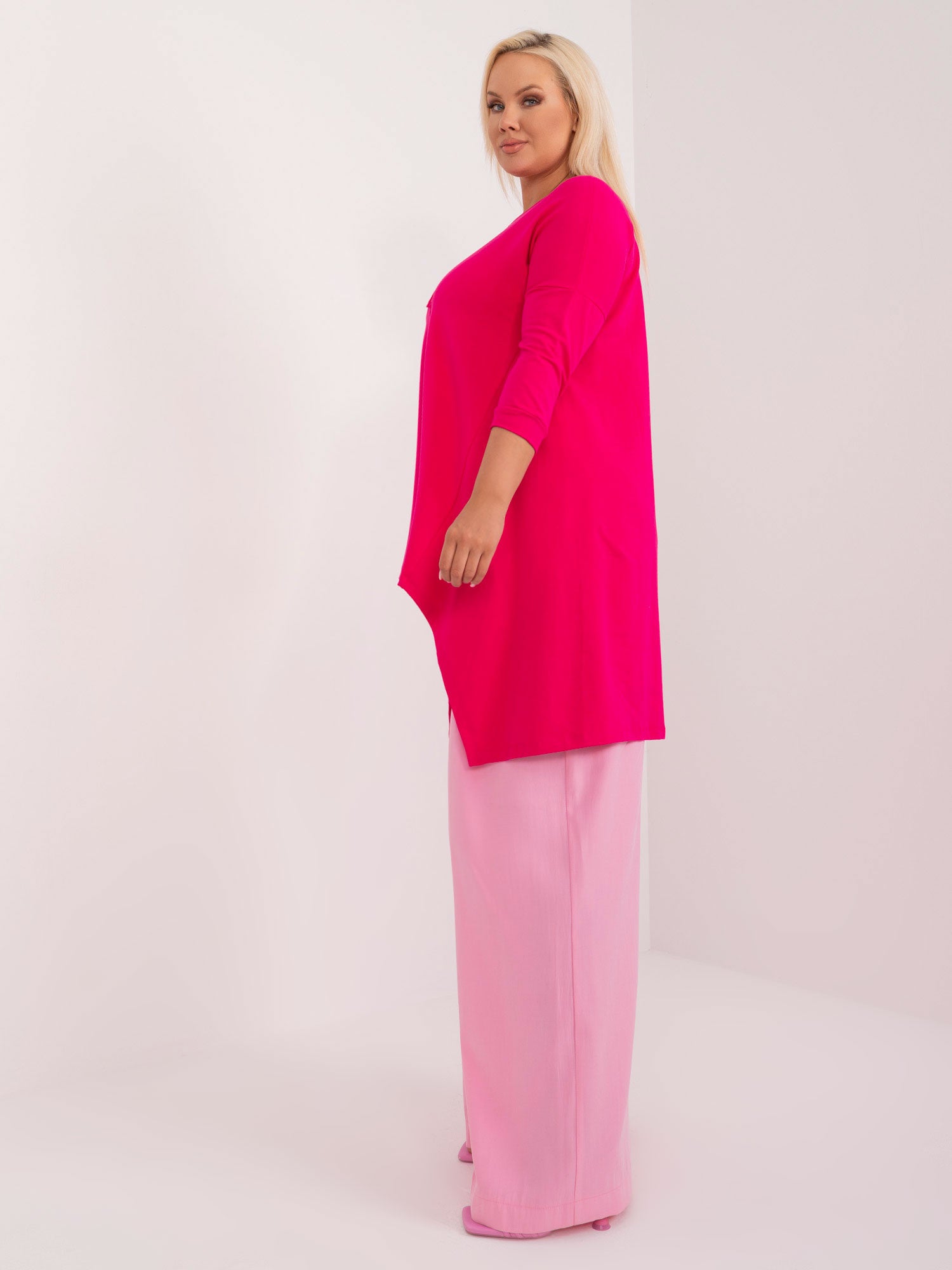 Fuksjowa luźna bluzka plus size z naszywką