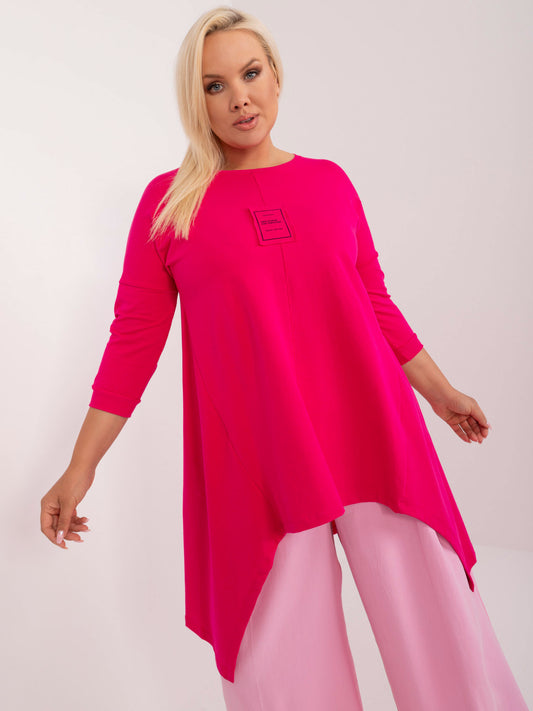 Fuksjowa luźna bluzka plus size z naszywką