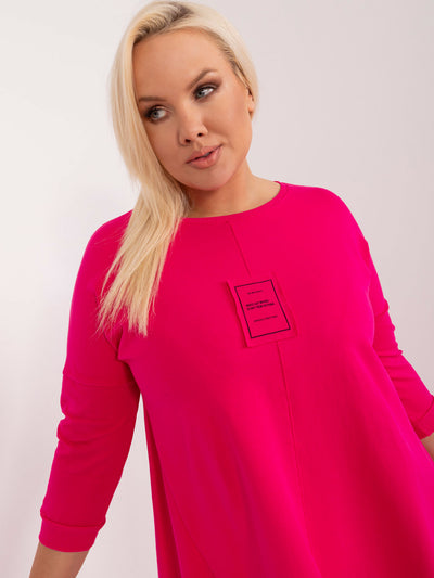 Fuksjowa luźna bluzka plus size z naszywką