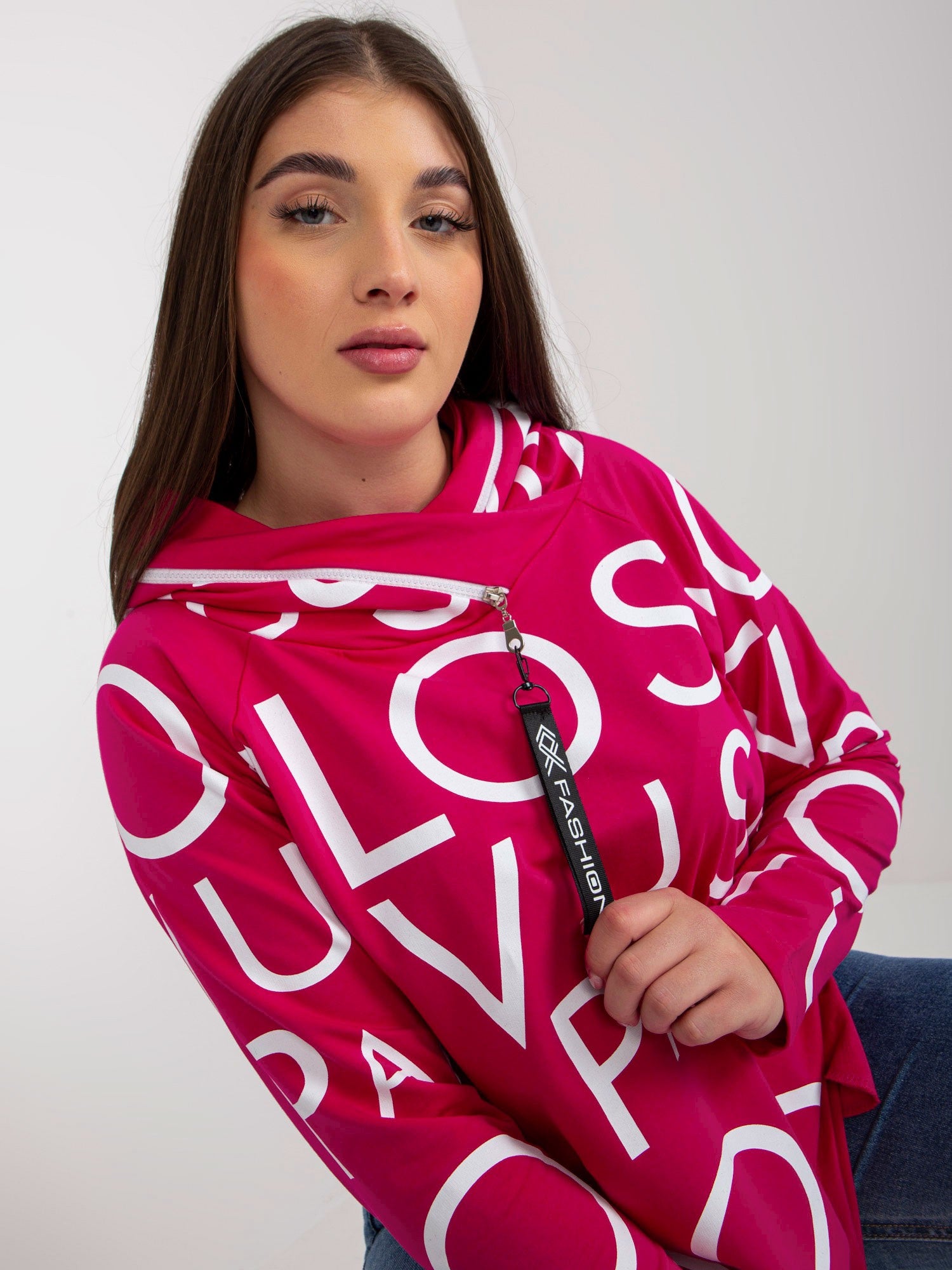 Fuksjowa damska bluza plus size z nadrukiem i kapturem