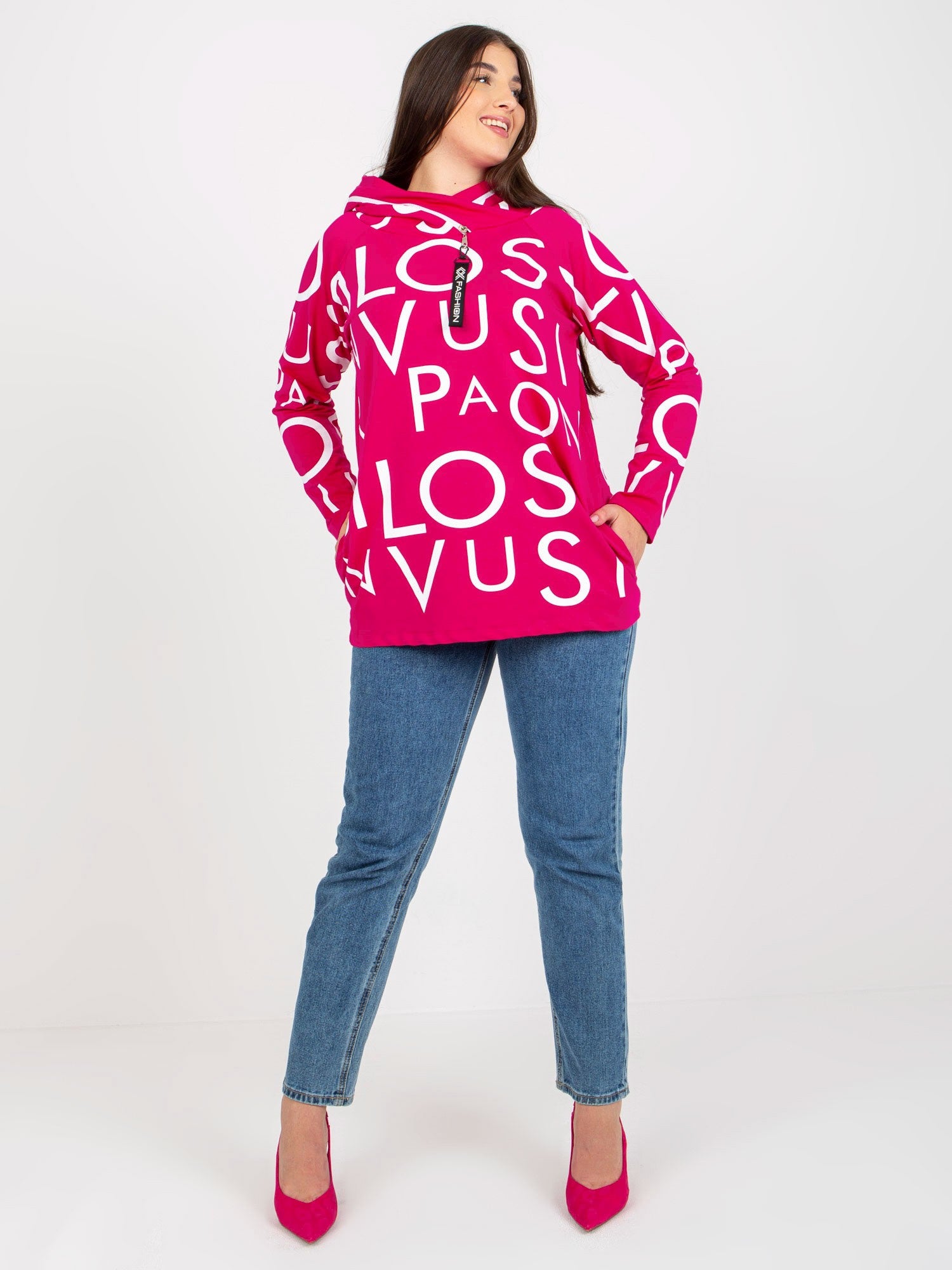 Fuksjowa damska bluza plus size z nadrukiem i kapturem