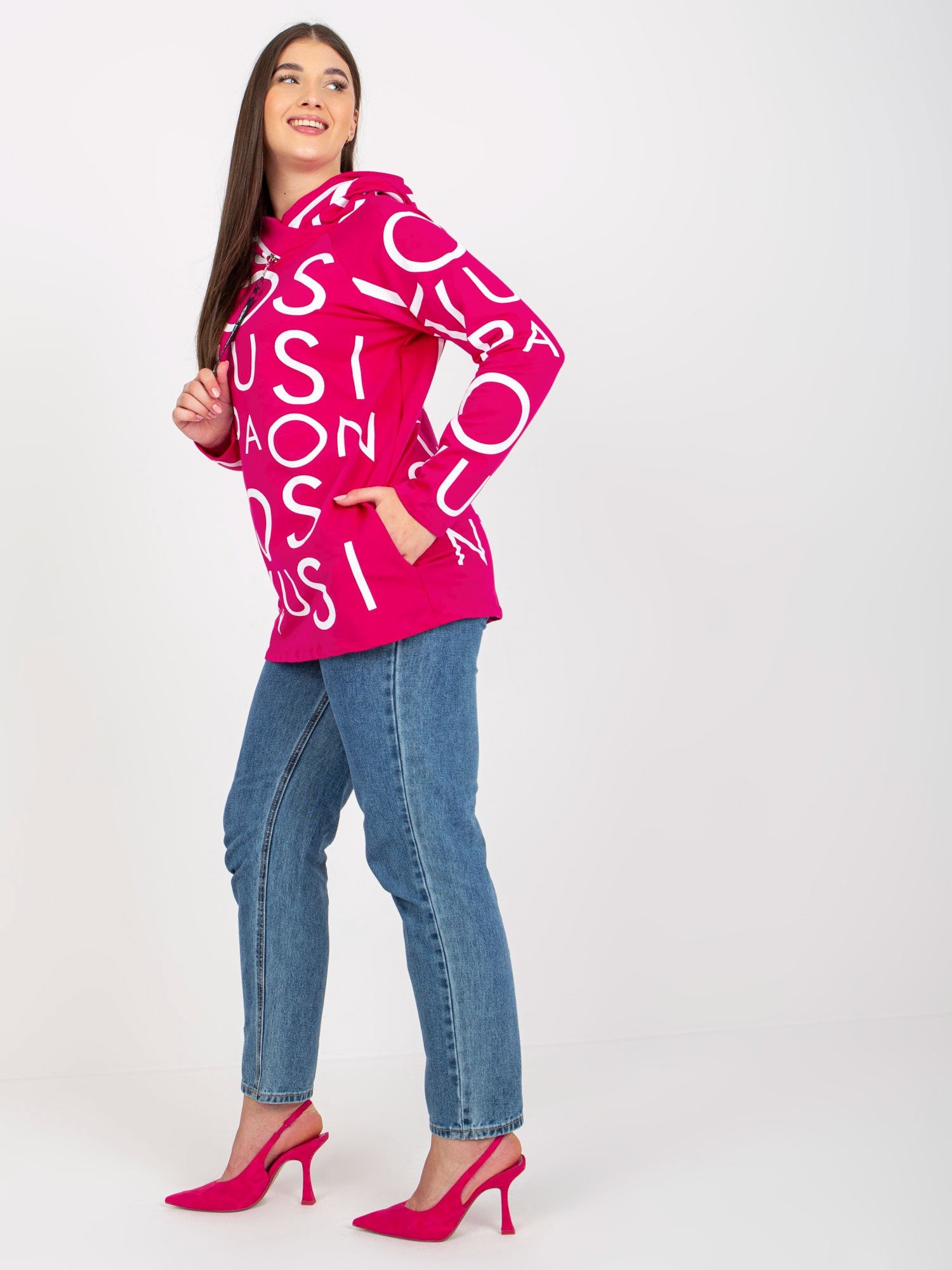 Fuksjowa damska bluza plus size z nadrukiem i kapturem