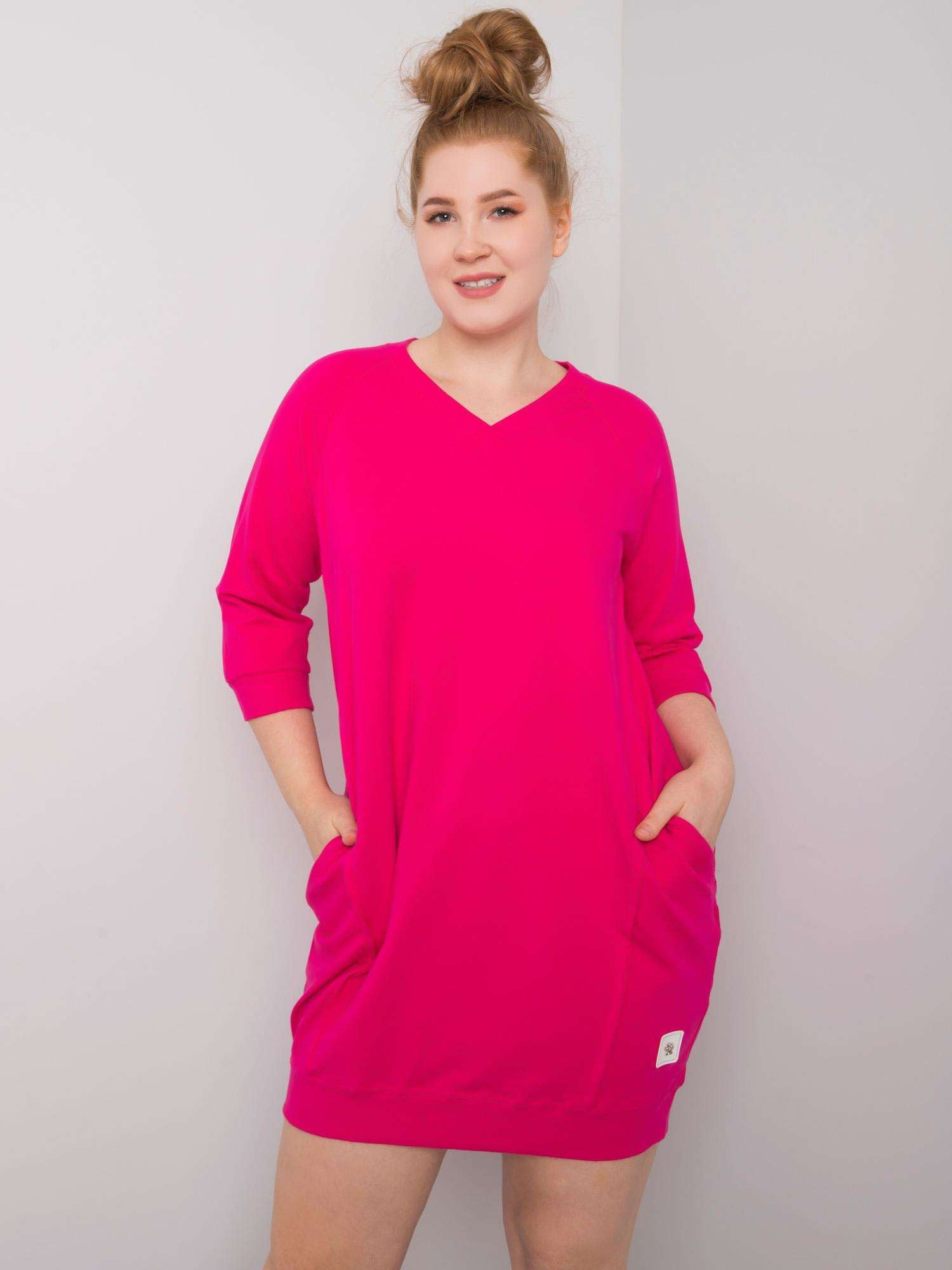 Fuksjowa sukienka plus size z kieszeniami