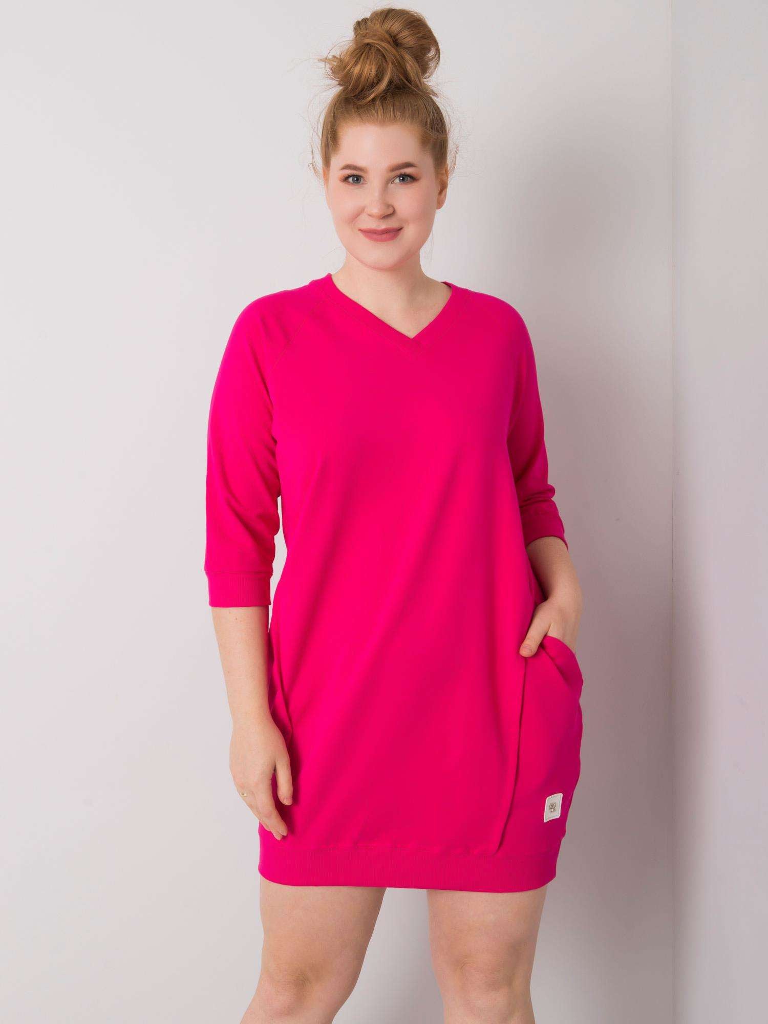 Fuksjowa sukienka plus size z kieszeniami
