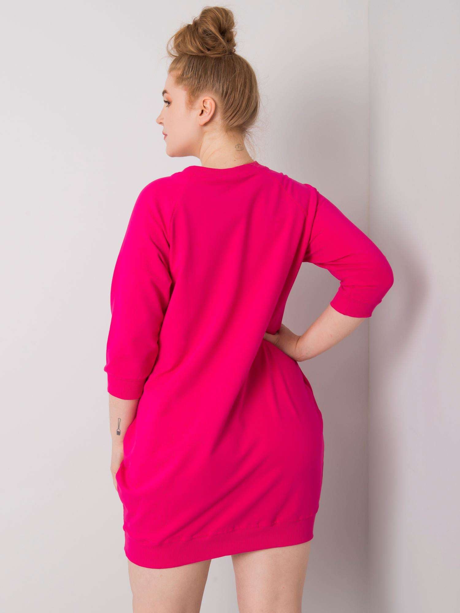 Fuksjowa sukienka plus size z kieszeniami
