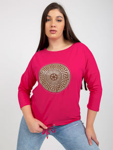 Fuksjowa bluzka plus size z nadrukiem i dżetami