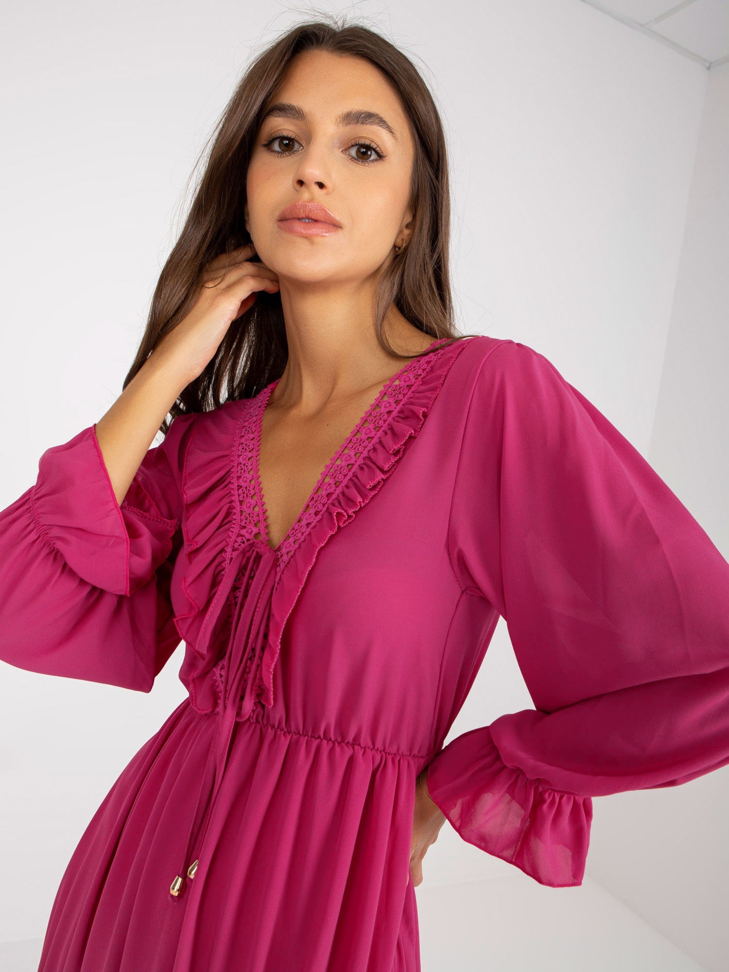 Fuksjowa mini sukienka z falbaną w stylu boho OCH BELLA