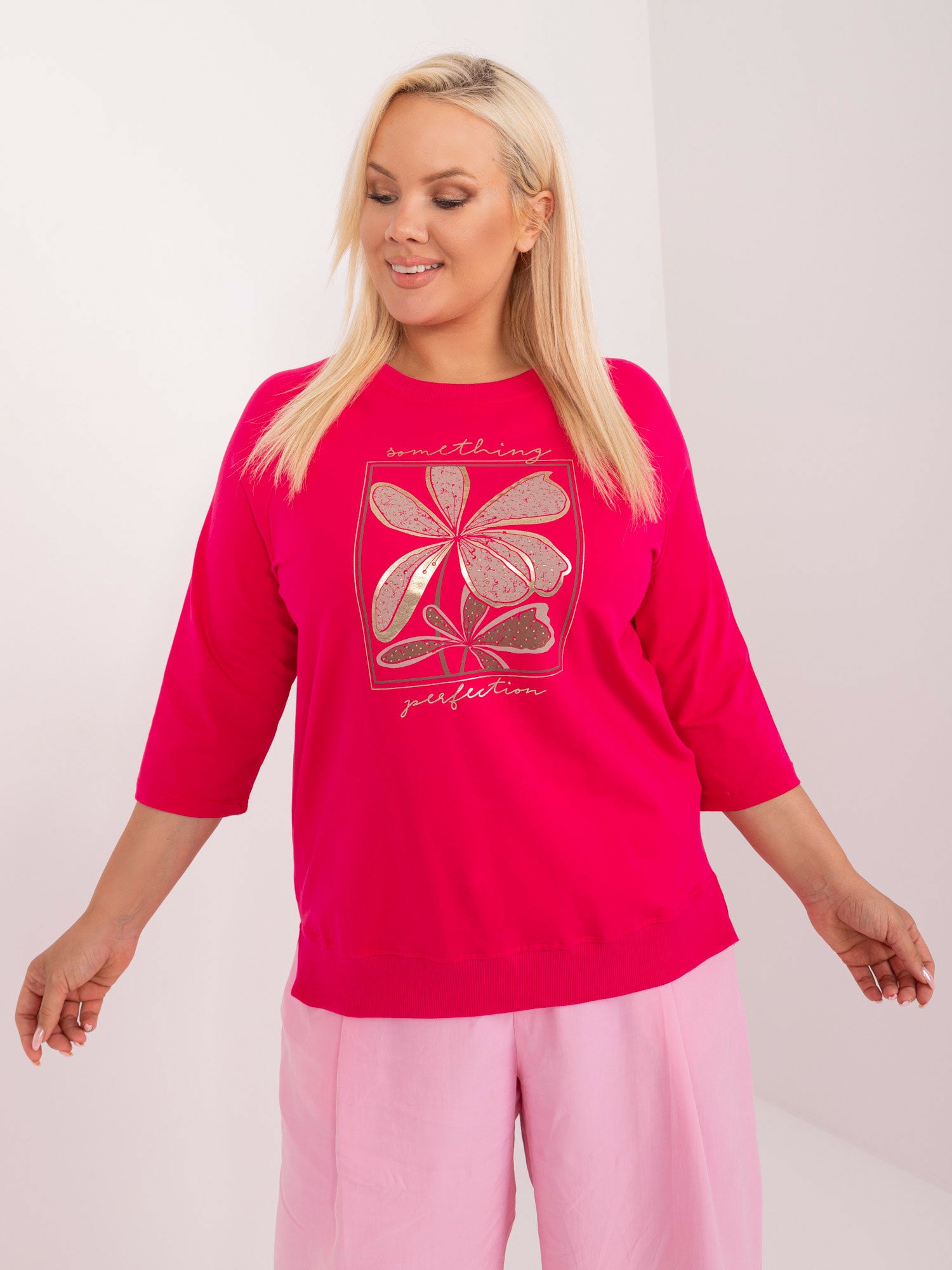 Fuksjowa damska bluzka plus size z rozcięciami