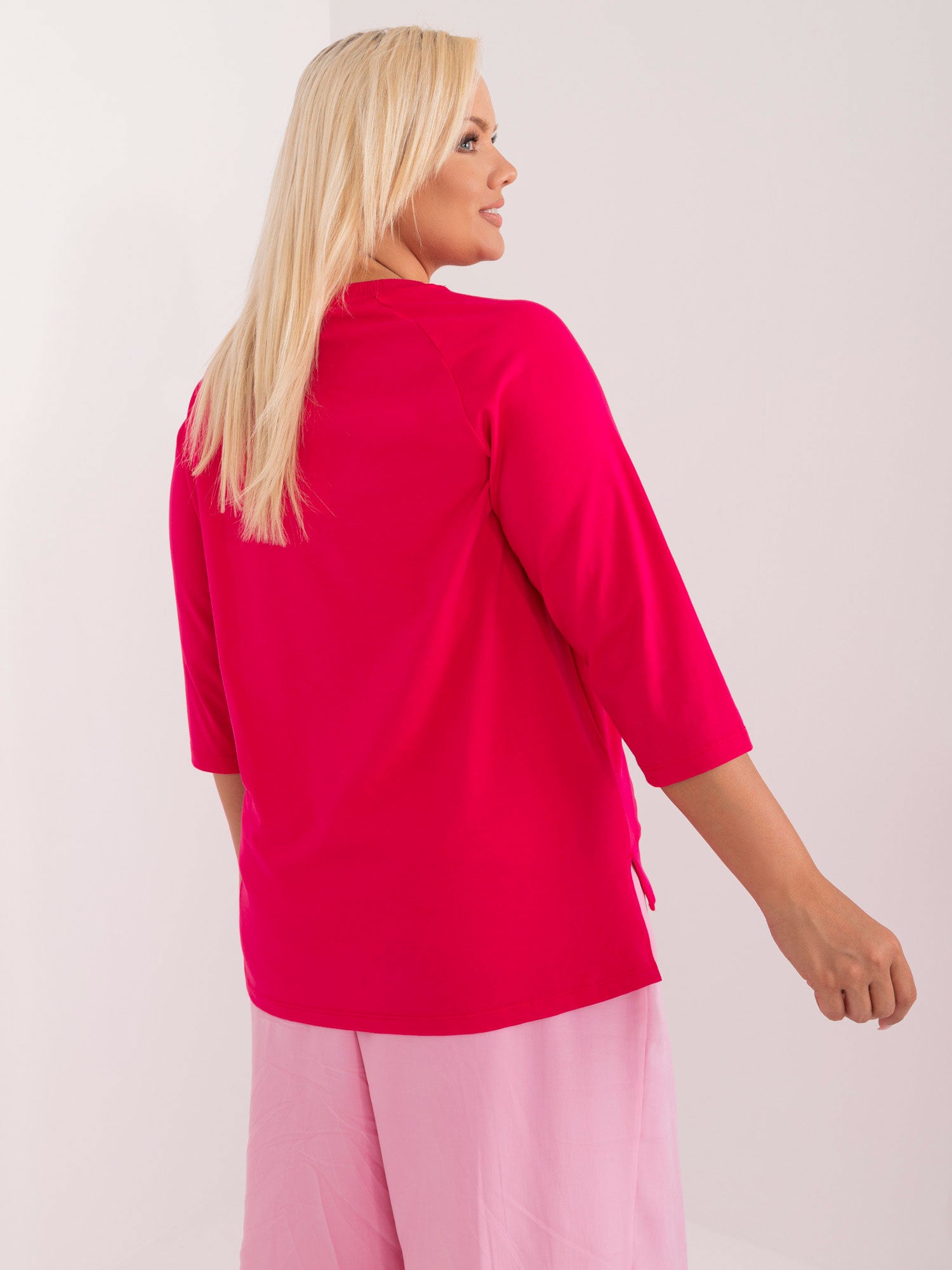 Fuksjowa damska bluzka plus size z rozcięciami