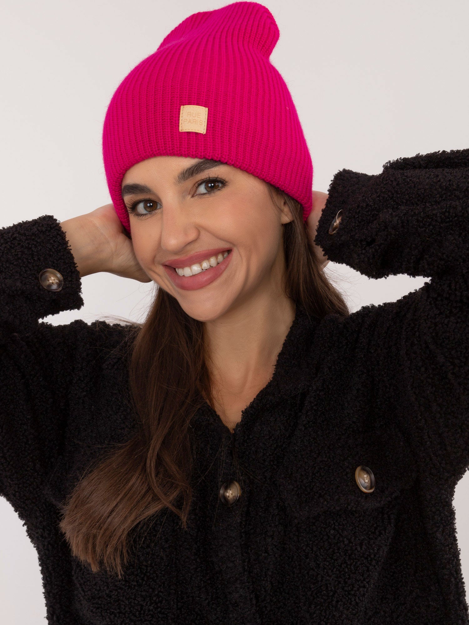 RUE PARIS Fuksjowa czapka beanie z naszywką