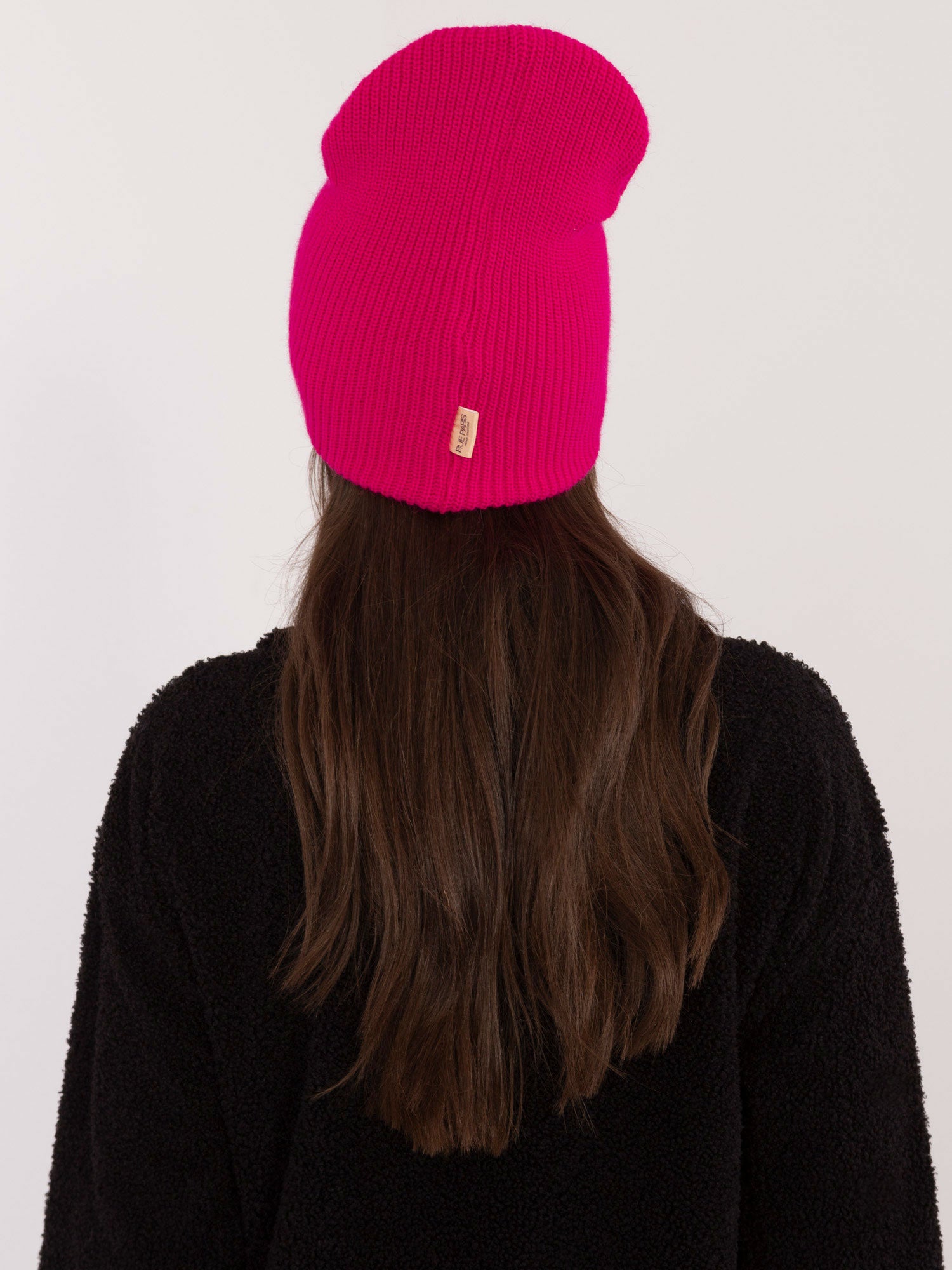 RUE PARIS Fuksjowa czapka beanie z naszywką